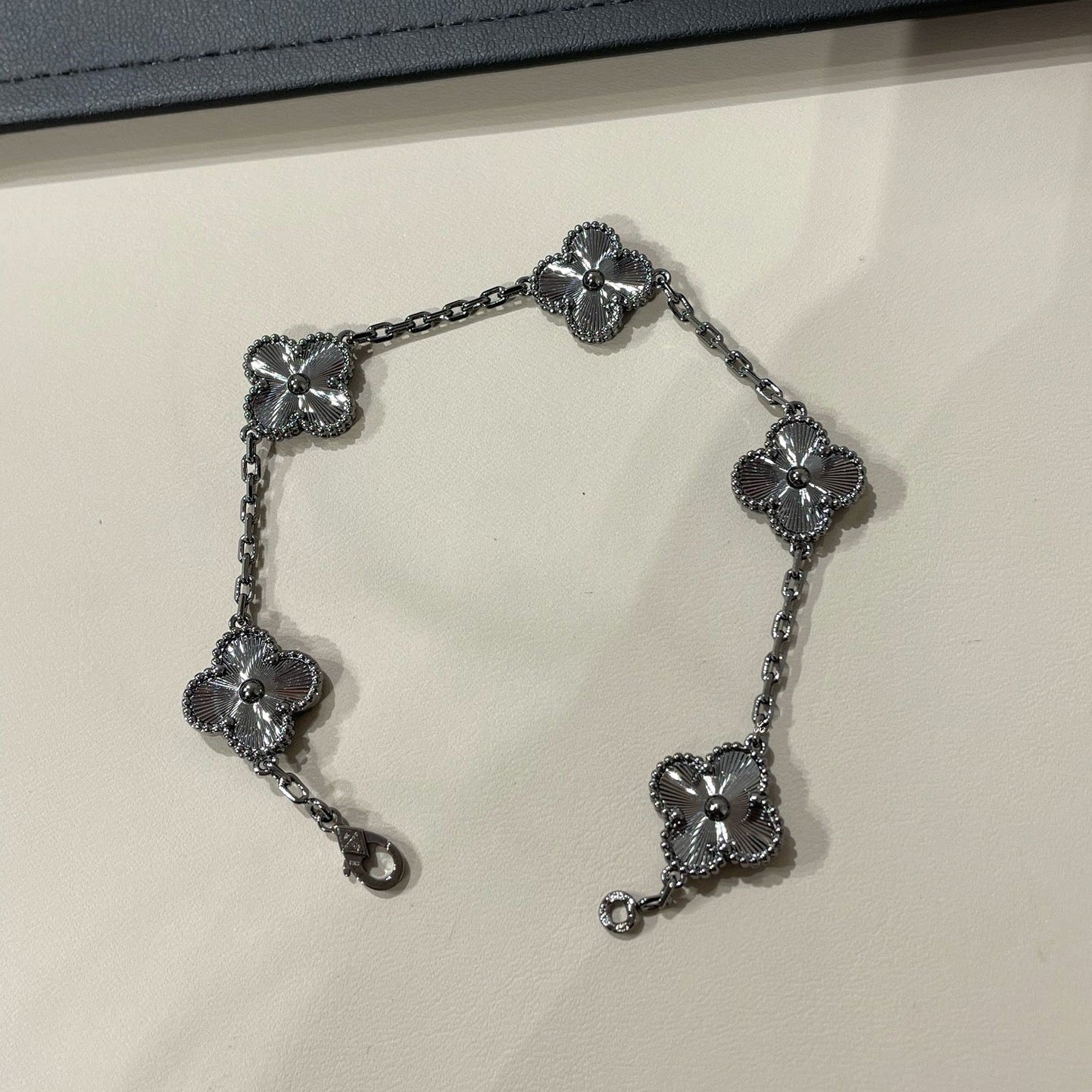 [Clara Jewels]CLOVER 5 MOTIF BLACK BRACELET