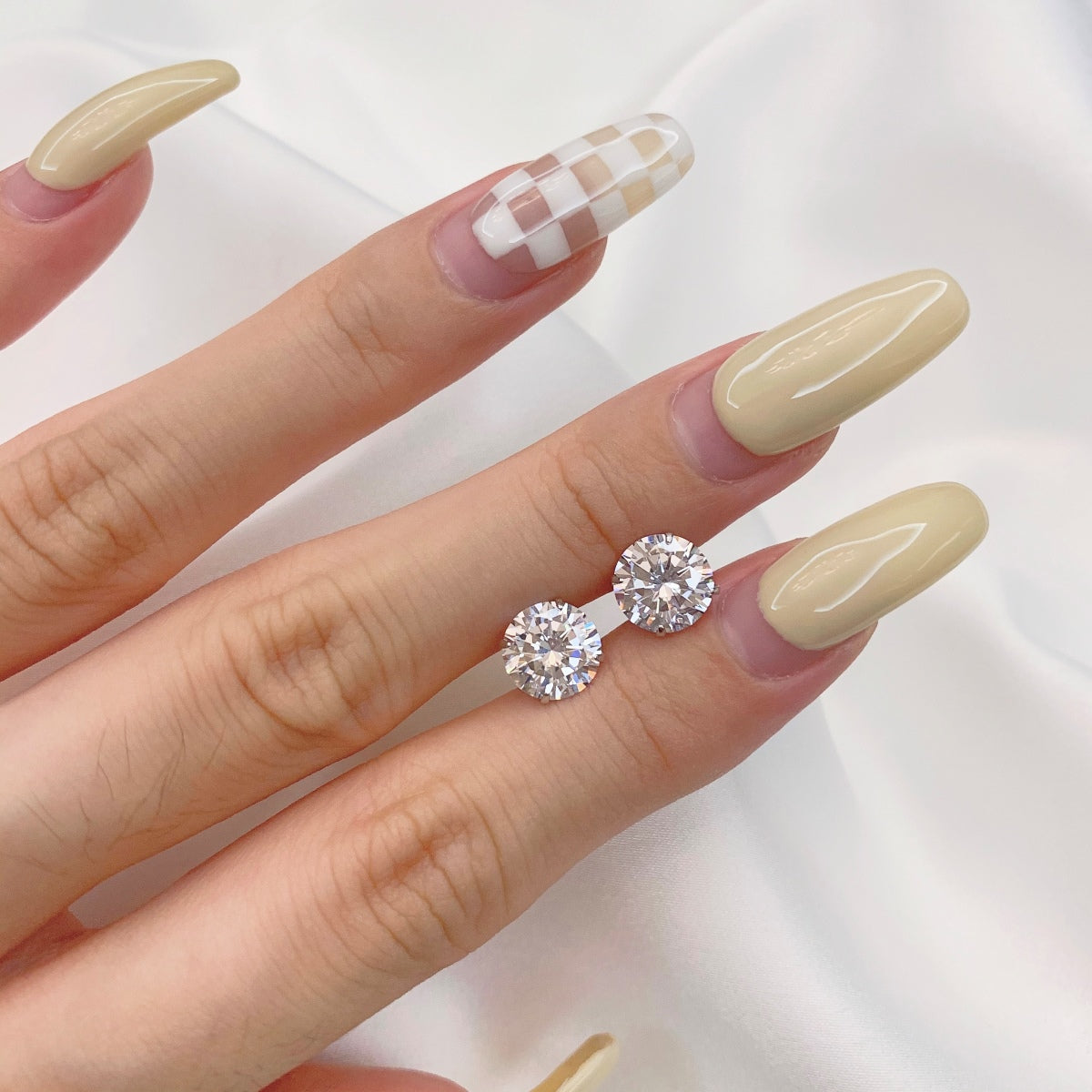 [Clara Jewels]Stylish Shiny Round Center Stone Stud Earrings