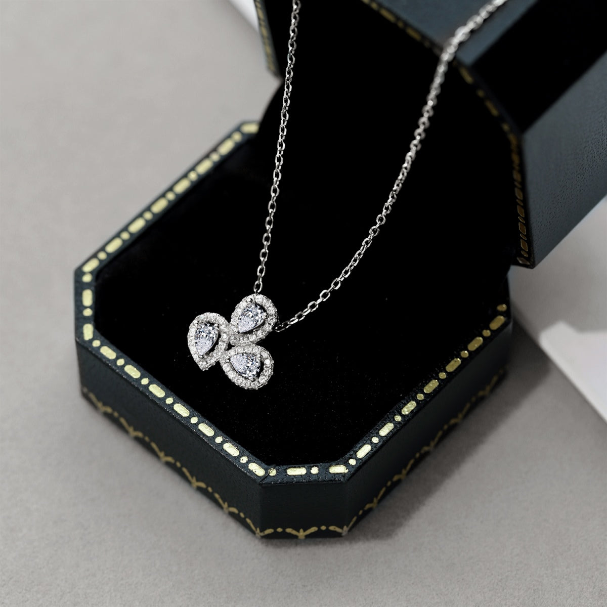 [Clara Jewels]Elegant Flower Shape Pear Cut Necklace