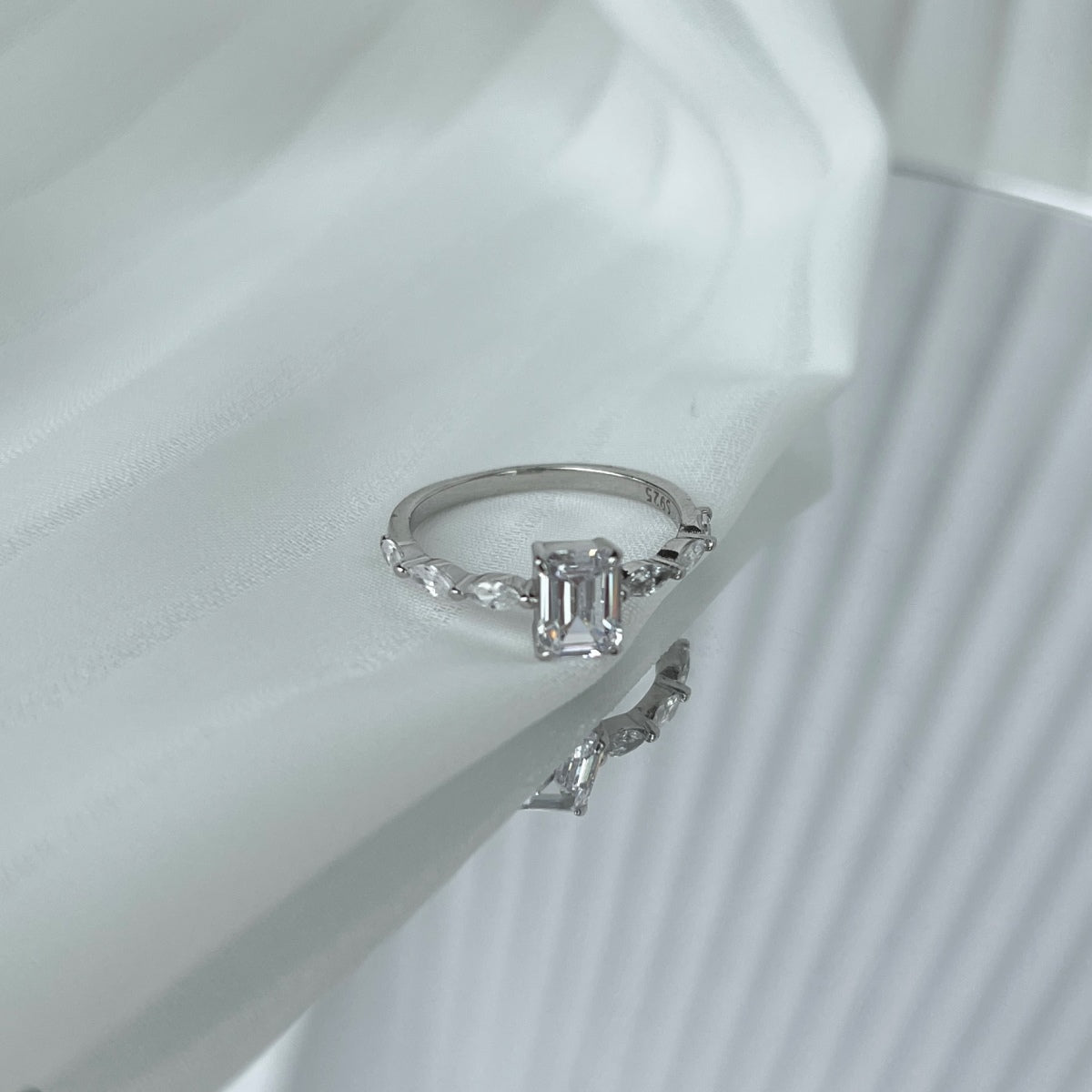 [Clara Jewels]1.0 Carat Dainty Resplendent Radiant Cut Daily Ring