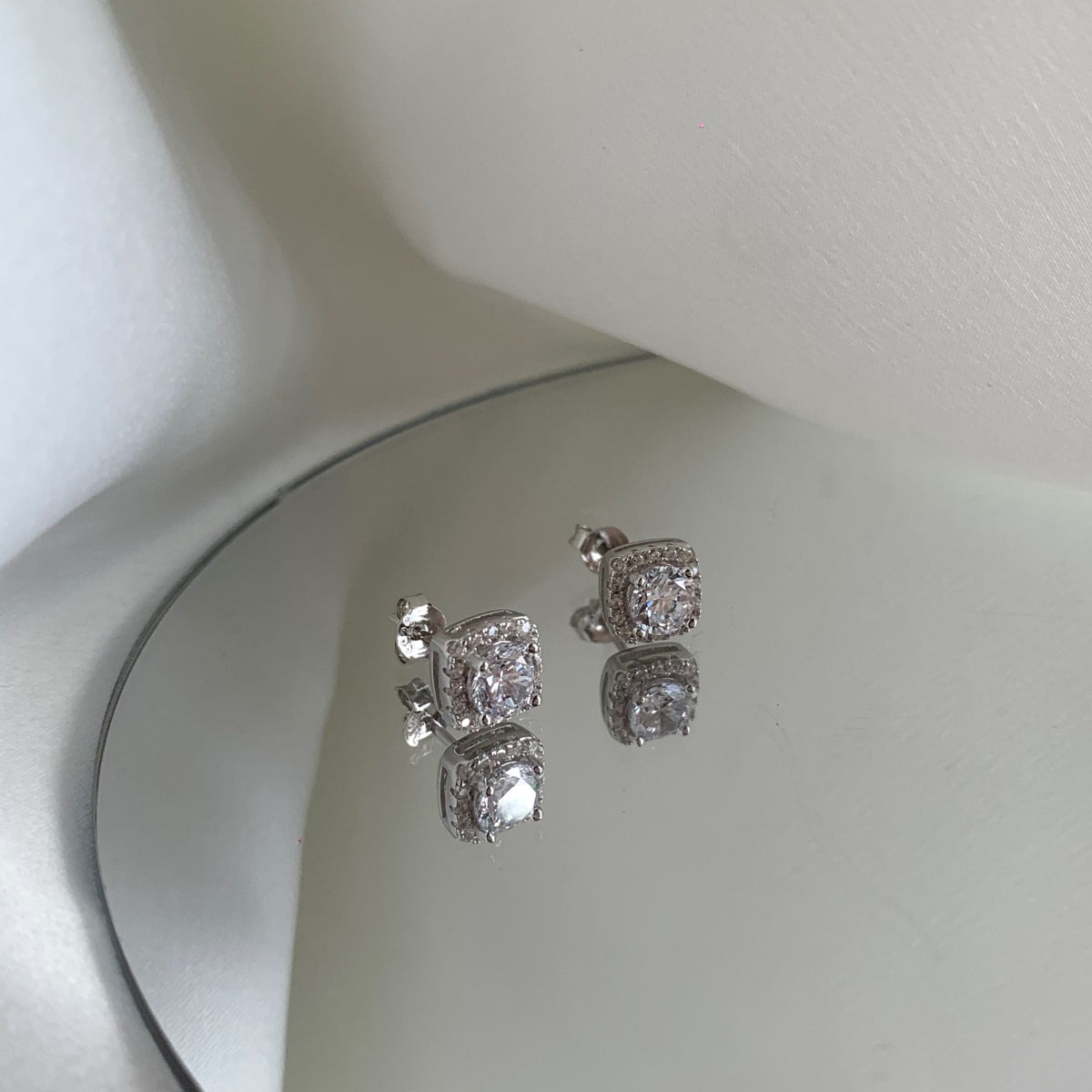 [Clara Jewels]Classic Round Center Stone Stud Earrings
