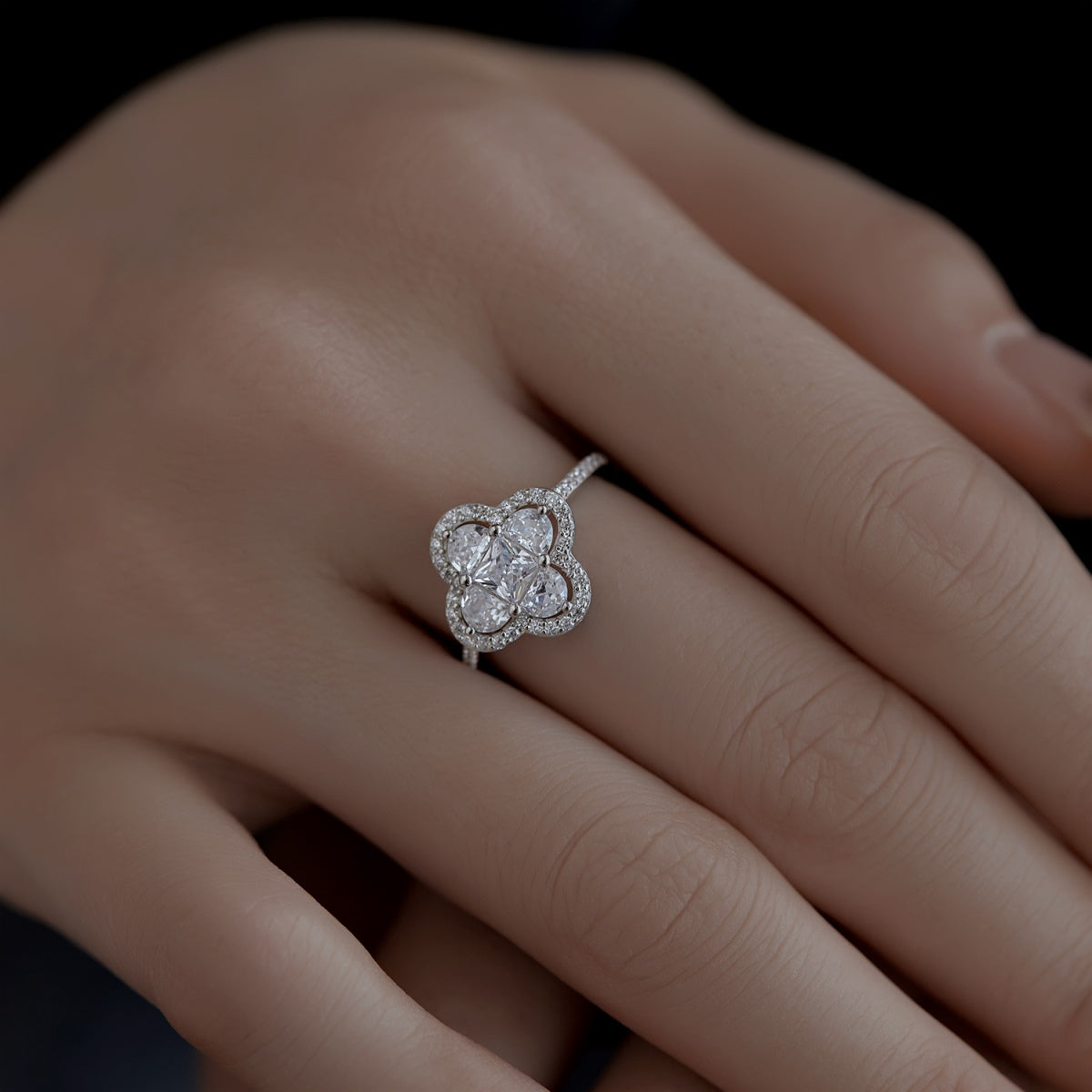 [Clara Jewels]Luxurious Eternity Flower Shape Banquet Ring