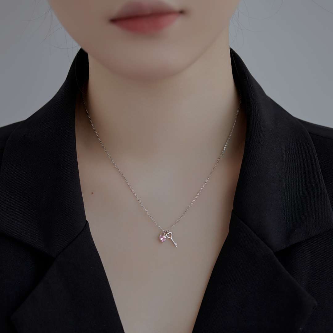 [Clara Jewels]Unique Heart Shape Key Pendent Necklace