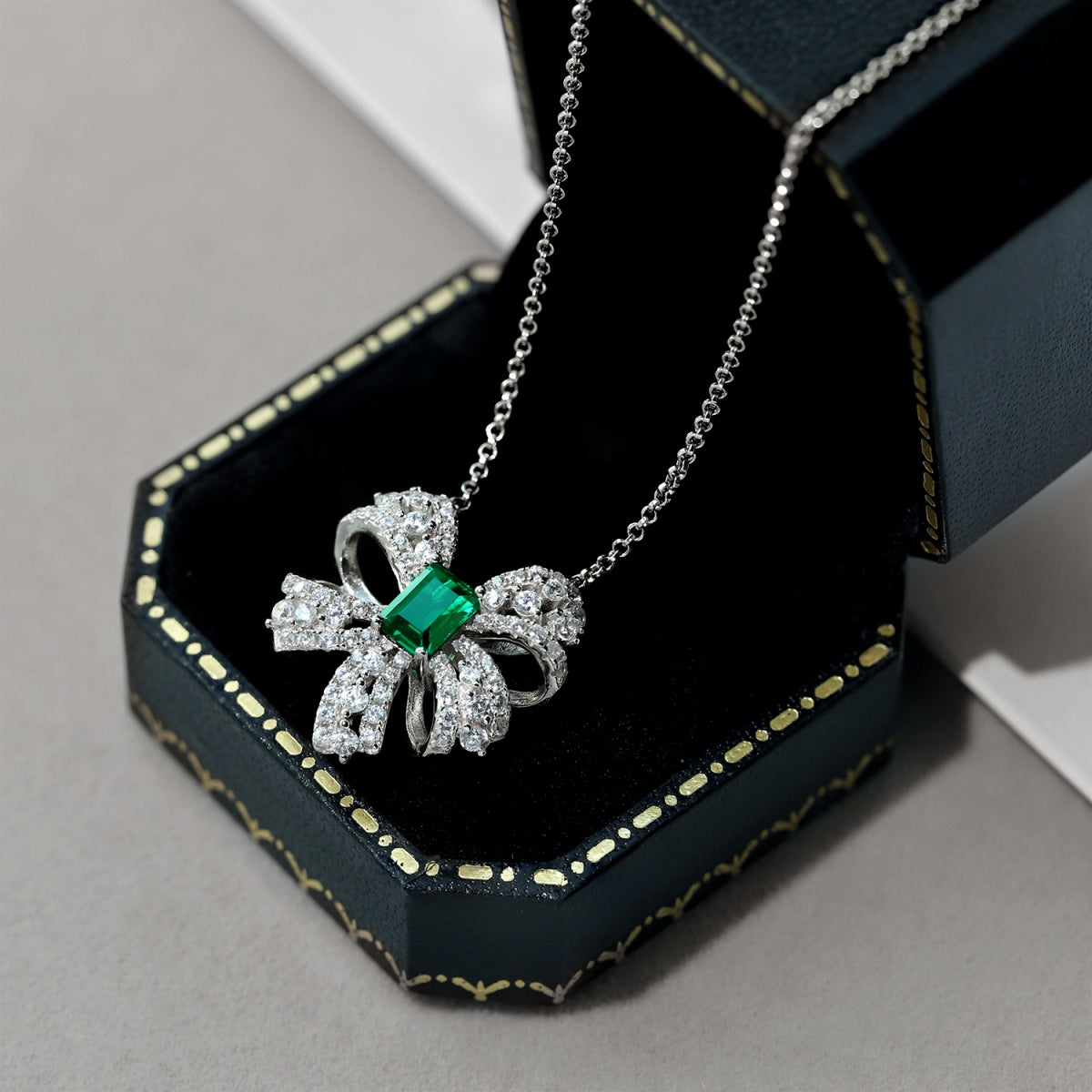 [Clara Jewels]Luxurious Flower Shape Emerald Cut Necklace