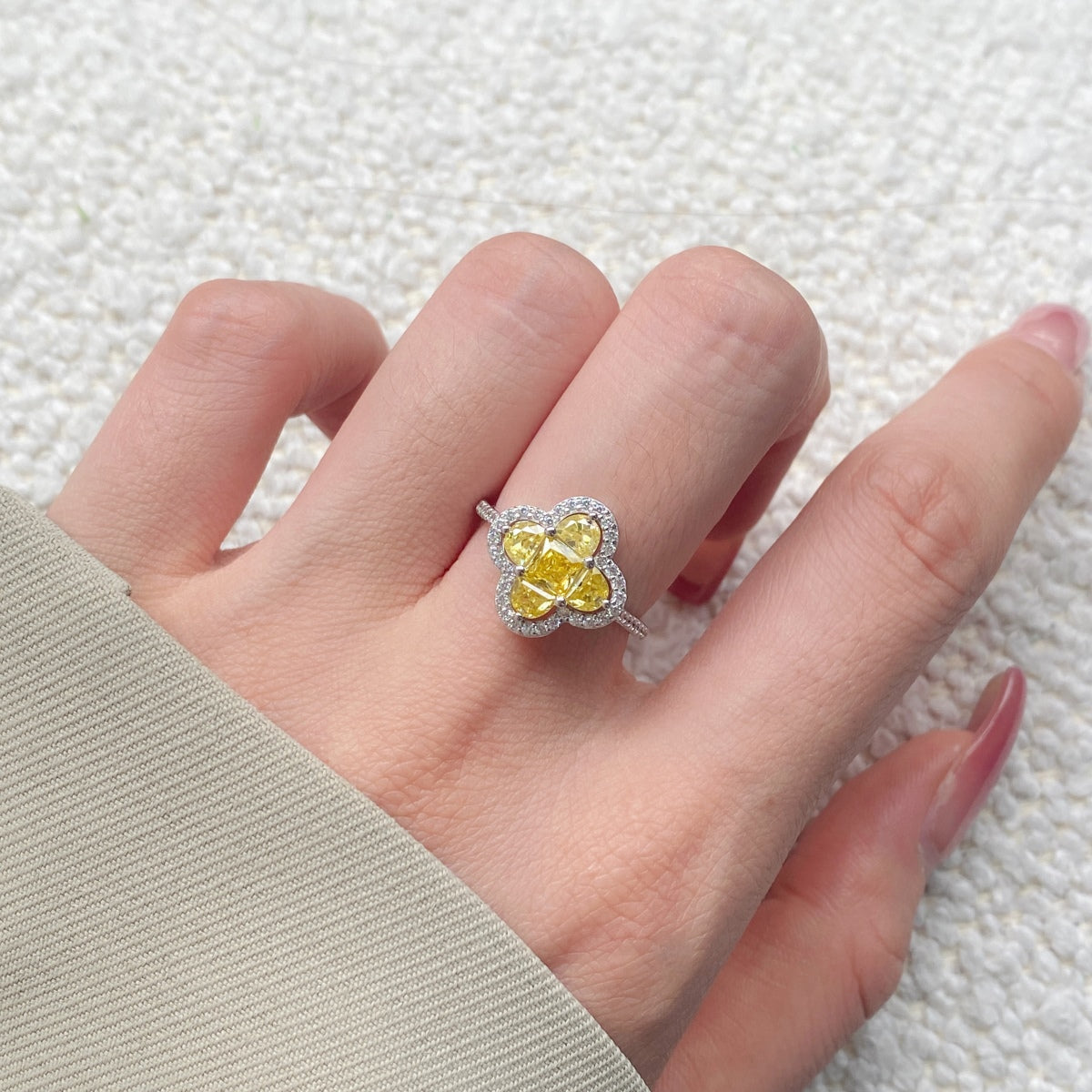 [Clara Jewels]Luxurious Eternity Flower Shape Banquet Ring