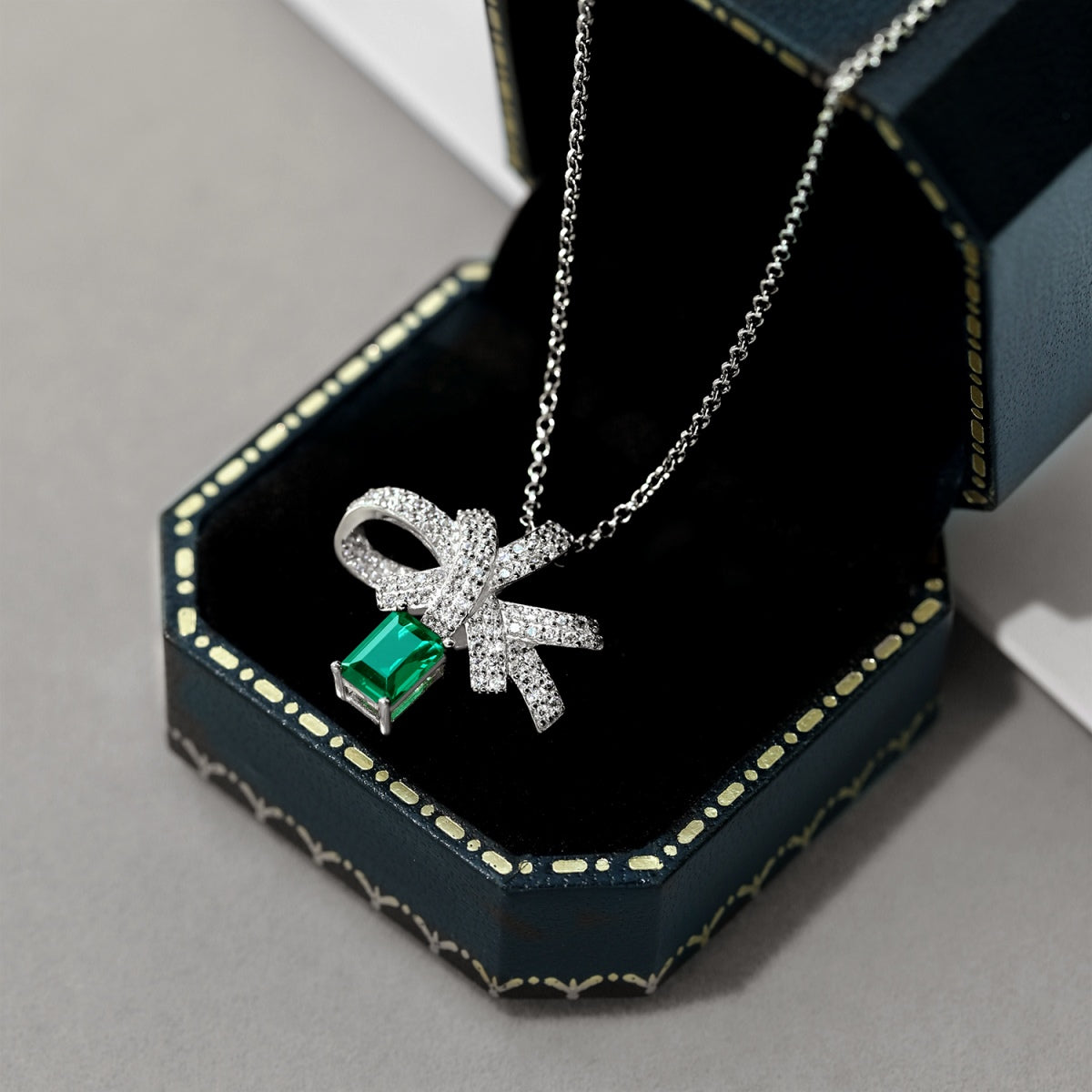 [Clara Jewels]Luxurious Flower Shape Emerald Cut Necklace