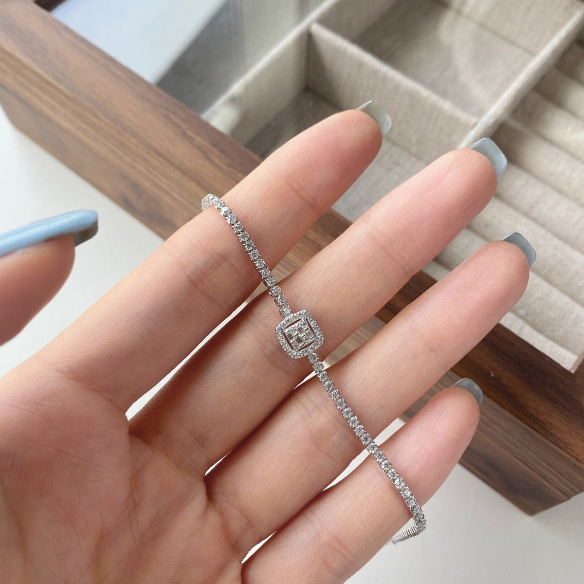 [Clara Jewels]Luxurious Dazzling Square Shape Banquet Bracelet