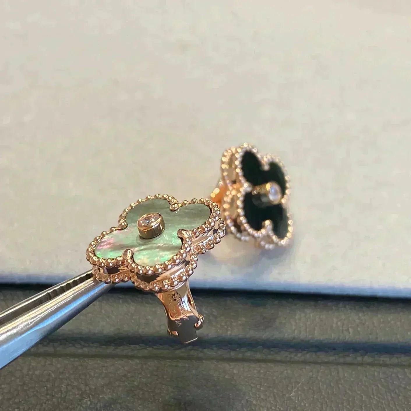 [Clara Jewels]CLOVER MEDIUM 1 MOTIFS GRAY MOP  DIAMOND EARRINGS