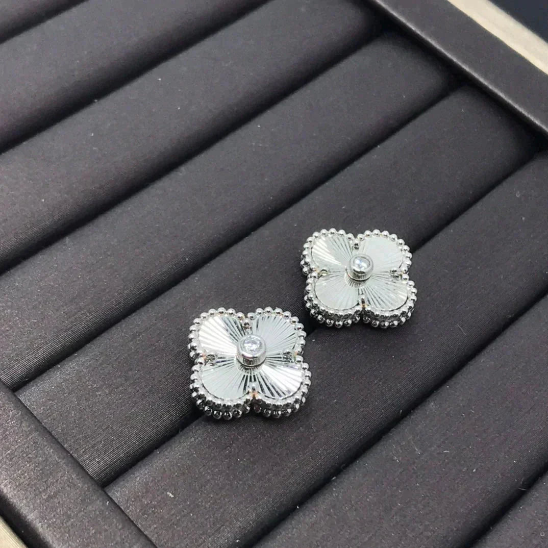 [Clara Jewels]CLOVER MINI 9.5MM LASER EARRINGS