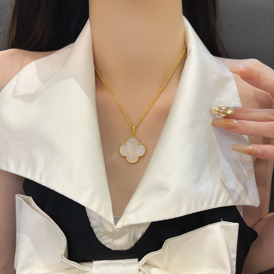 [Clara Jewels]CLOVER 25MM MOP LARGE PENDANT NECKLACE