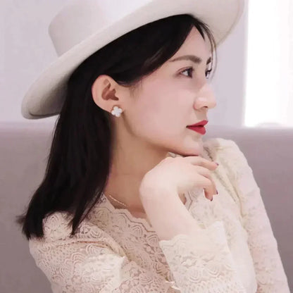 [Clara Jewels]CLOVER MEDIUM 1 MOTIFS  WHITE MOP STUD EARRINGS