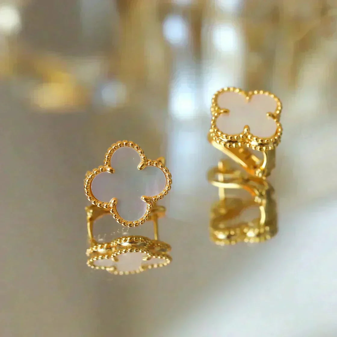 [Clara Jewels]CLOVER MEDIUM 1 MOTIFS  WHITE MOP STUD EARRINGS