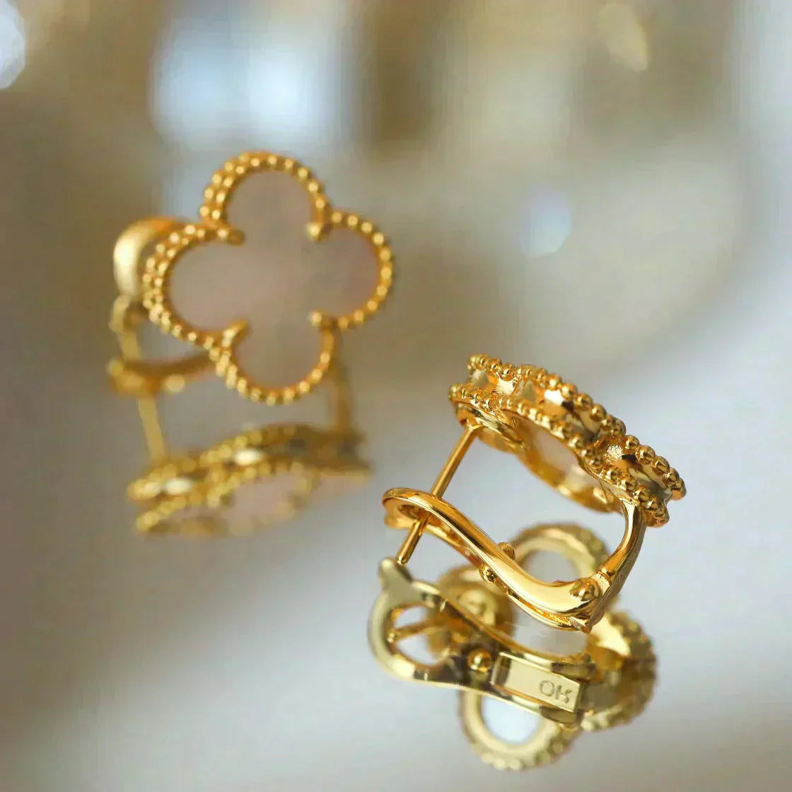 [Clara Jewels]CLOVER MEDIUM 1 MOTIFS  WHITE MOP STUD EARRINGS