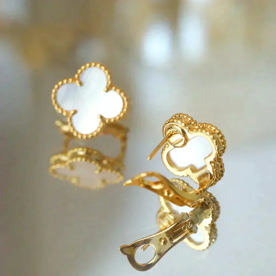 [Clara Jewels]CLOVER MEDIUM 1 MOTIFS  WHITE MOP STUD EARRINGS