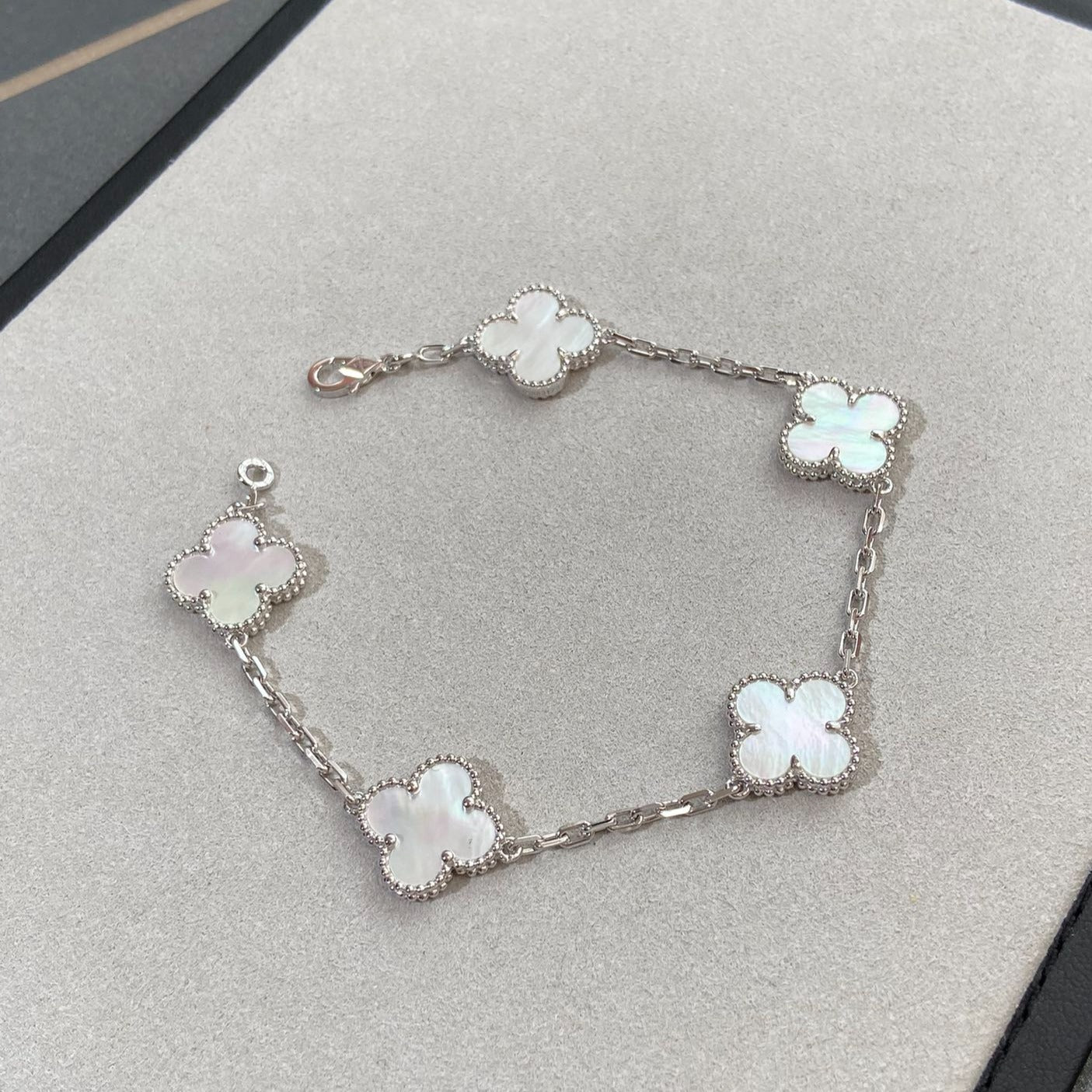 [Clara Jewels]CLOVER WHITE PEARL MOP 5 MOTIF BRACELET COLLECTION