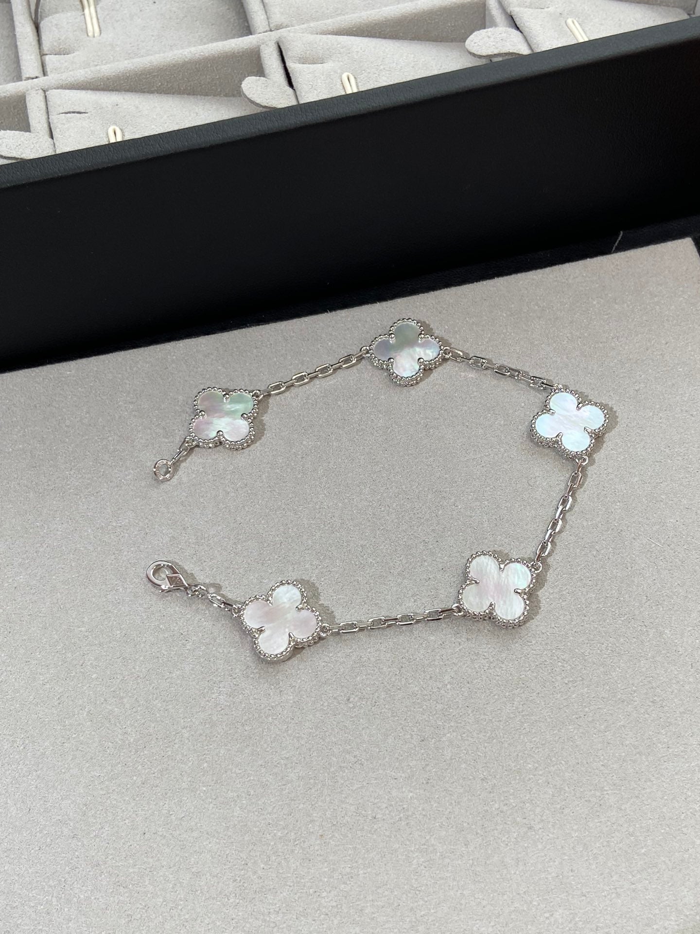 [Clara Jewels]CLOVER WHITE PEARL MOP 5 MOTIF BRACELET COLLECTION