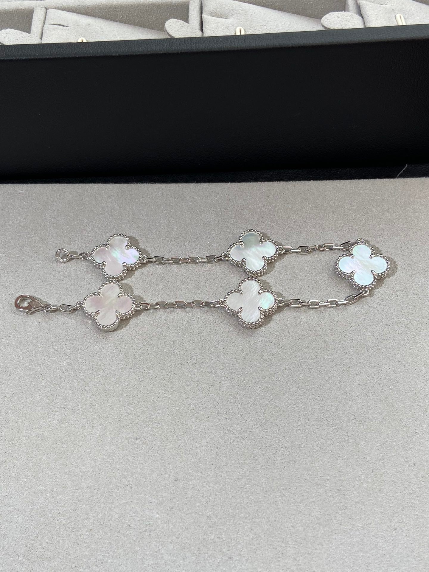 [Clara Jewels]CLOVER WHITE PEARL MOP 5 MOTIF BRACELET COLLECTION