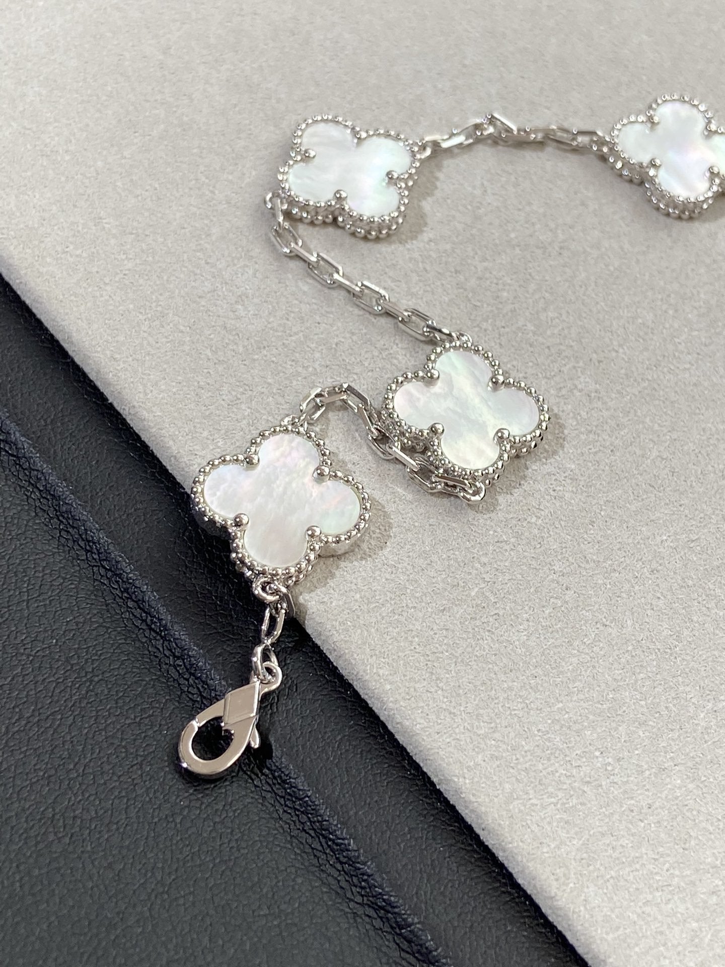 [Clara Jewels]CLOVER WHITE PEARL MOP 5 MOTIF BRACELET COLLECTION