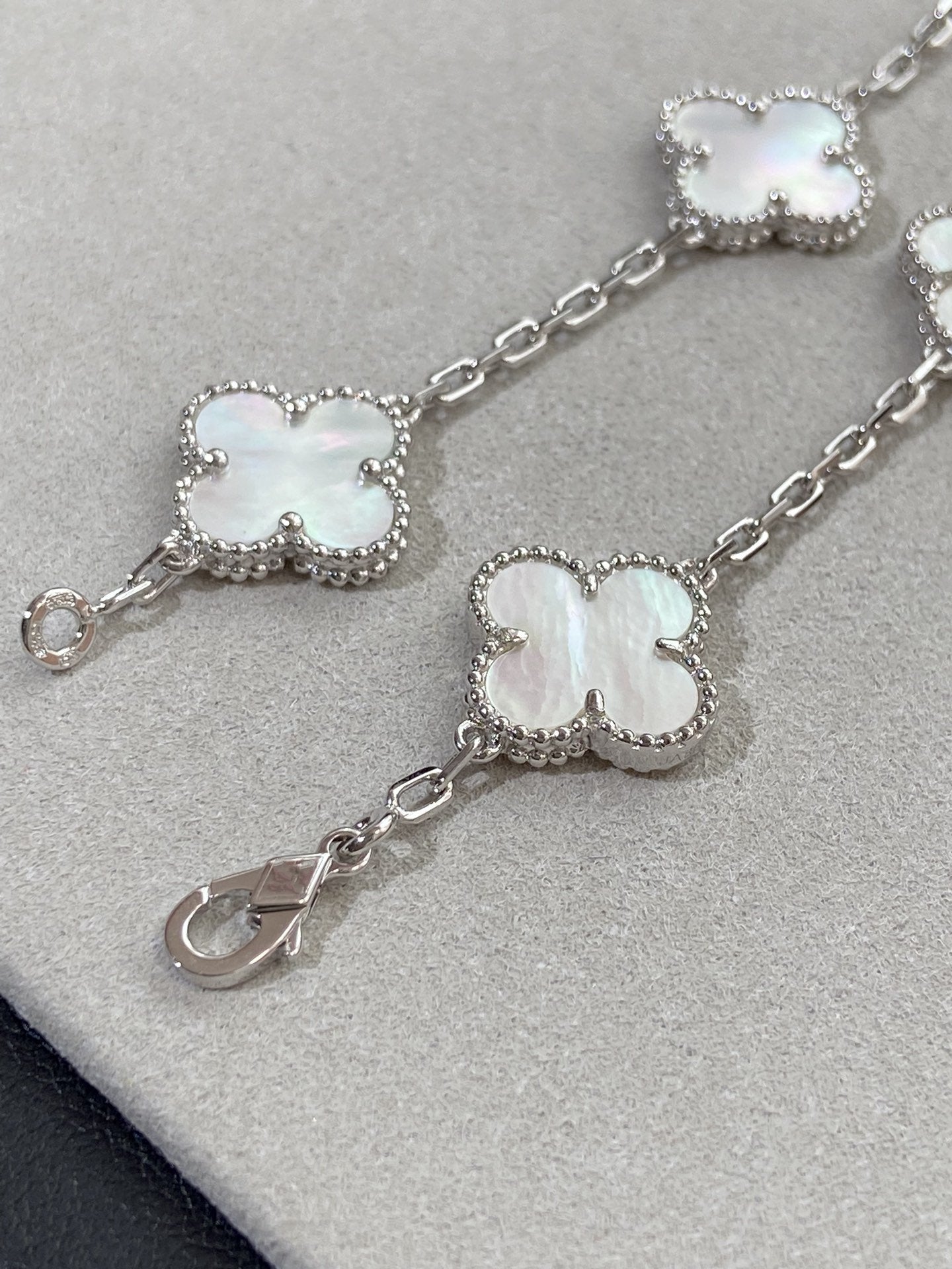 [Clara Jewels]CLOVER WHITE PEARL MOP 5 MOTIF BRACELET COLLECTION