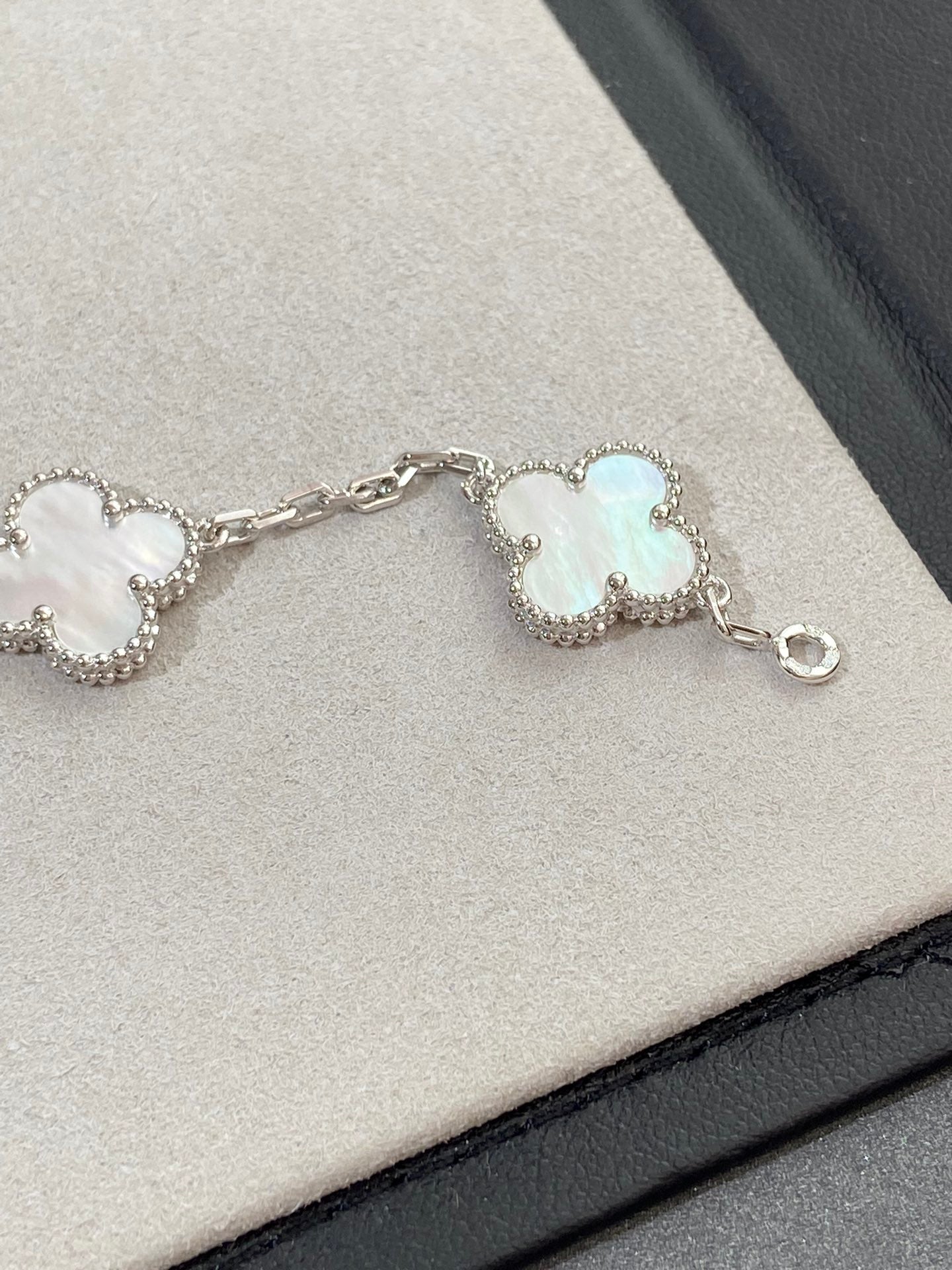 [Clara Jewels]CLOVER WHITE PEARL MOP 5 MOTIF BRACELET COLLECTION