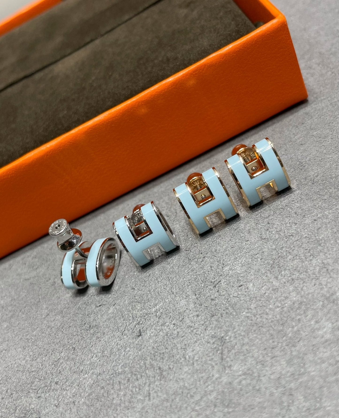 [Clara Jewels]POP H SKY BLUE STUD EARRINGS