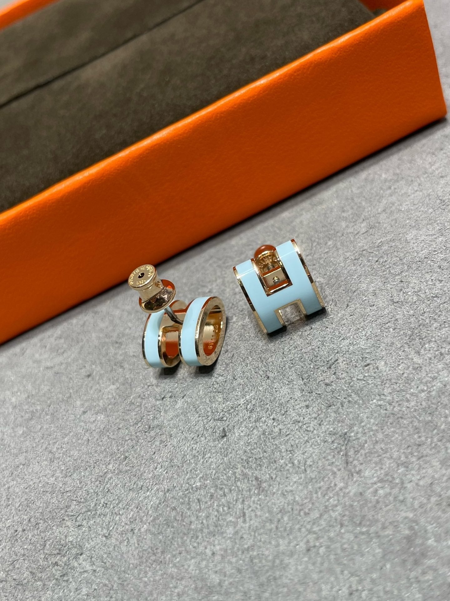 [Clara Jewels]POP H SKY BLUE STUD EARRINGS