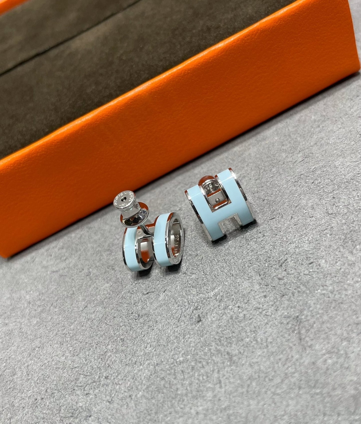 [Clara Jewels]POP H SKY BLUE STUD EARRINGS
