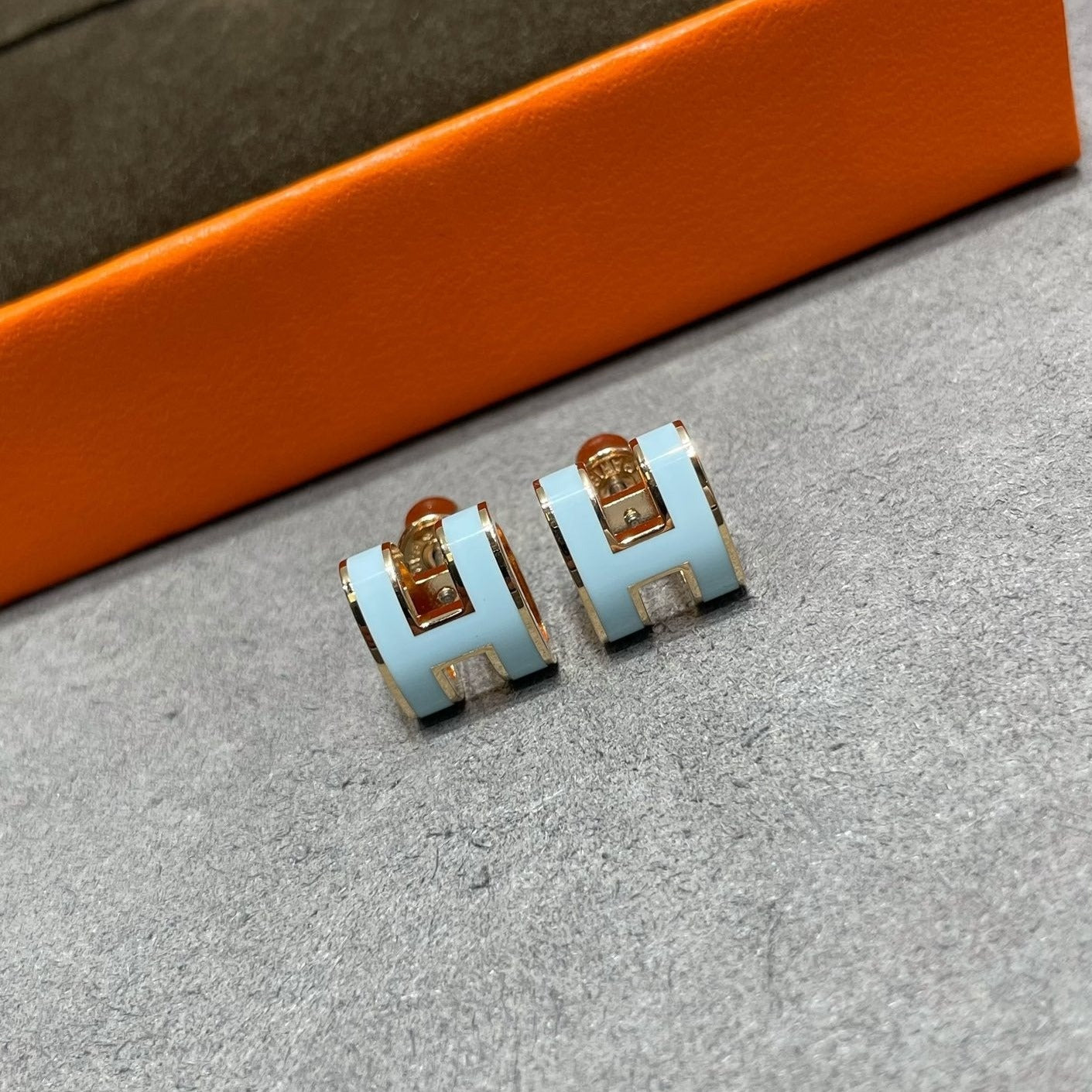 [Clara Jewels]POP H SKY BLUE STUD EARRINGS