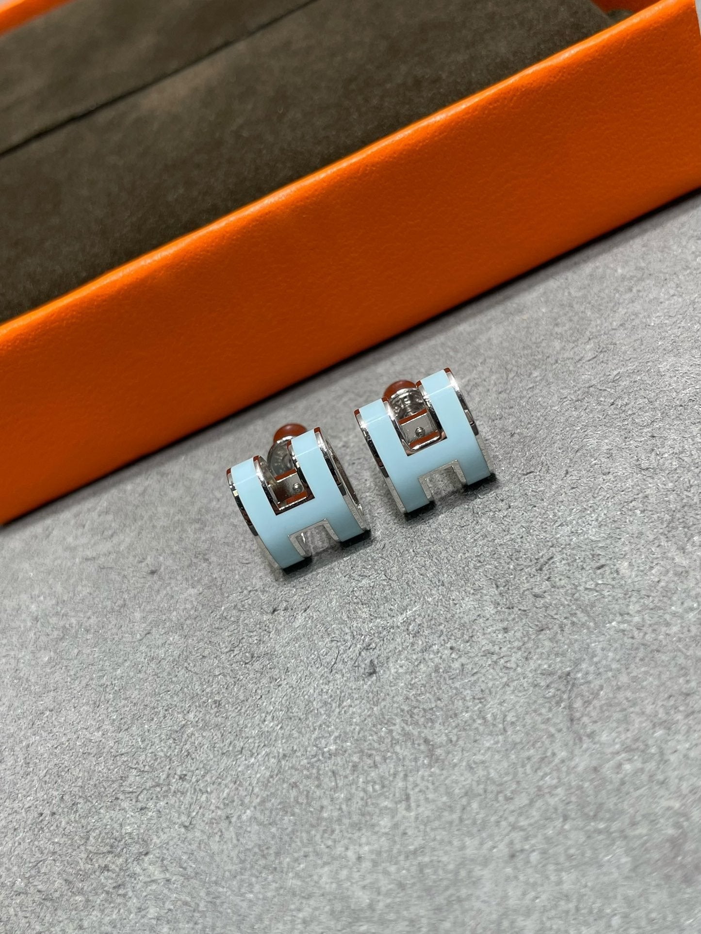 [Clara Jewels]POP H SKY BLUE STUD EARRINGS