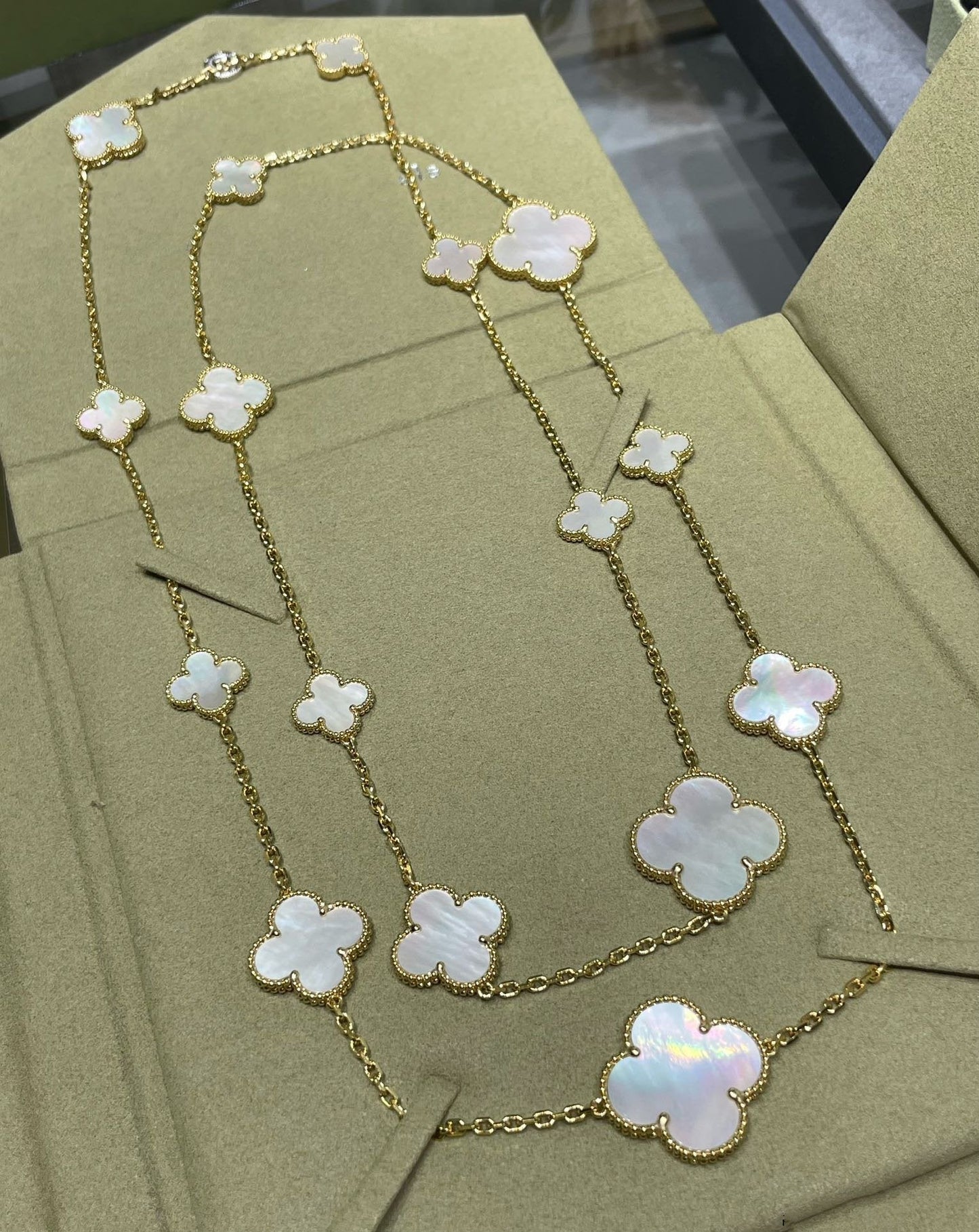 [Clara Jewels]CLOVER 16 MOTIF WHITE MOP GOLD NECKLACE