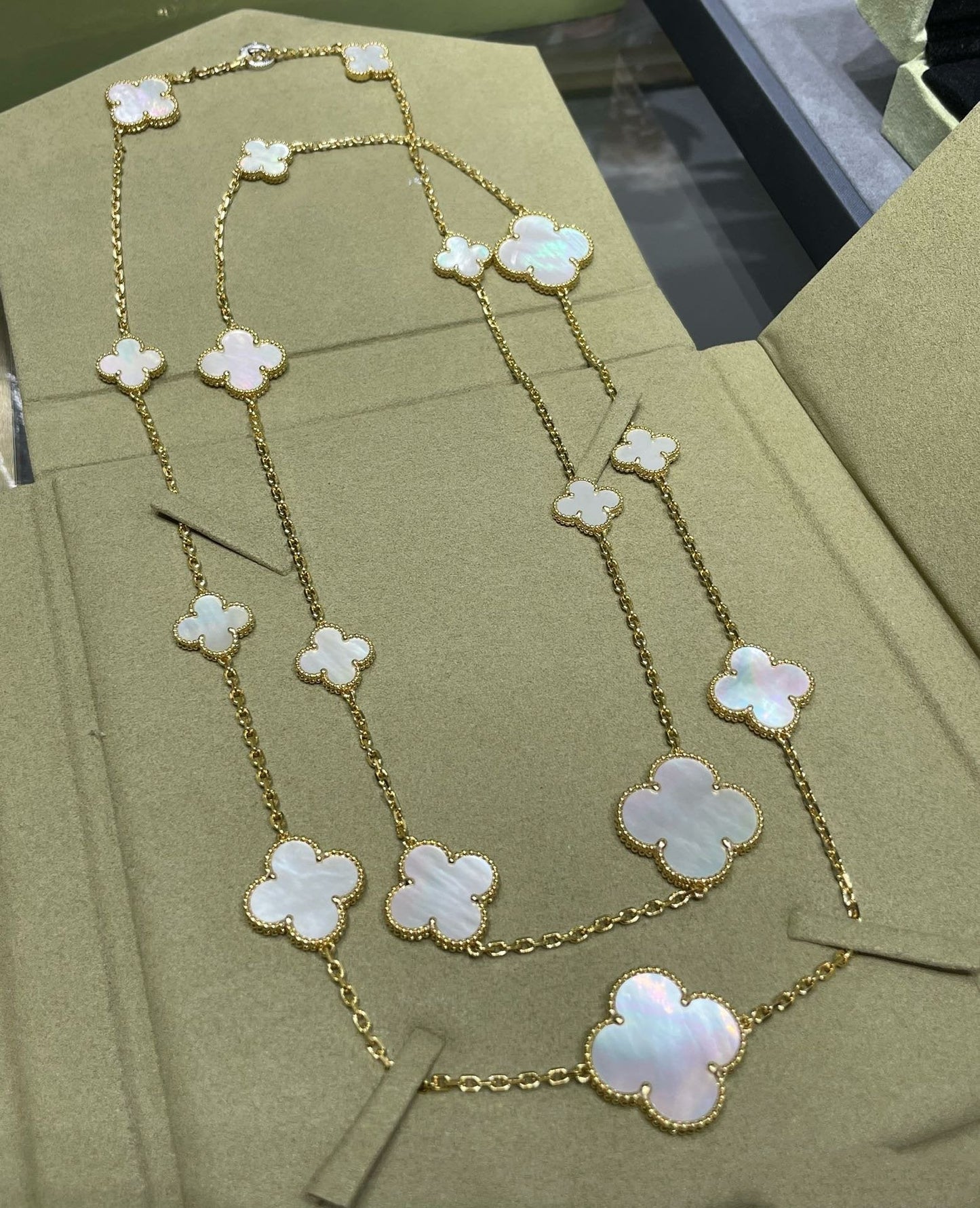 [Clara Jewels]CLOVER 16 MOTIF WHITE MOP GOLD NECKLACE