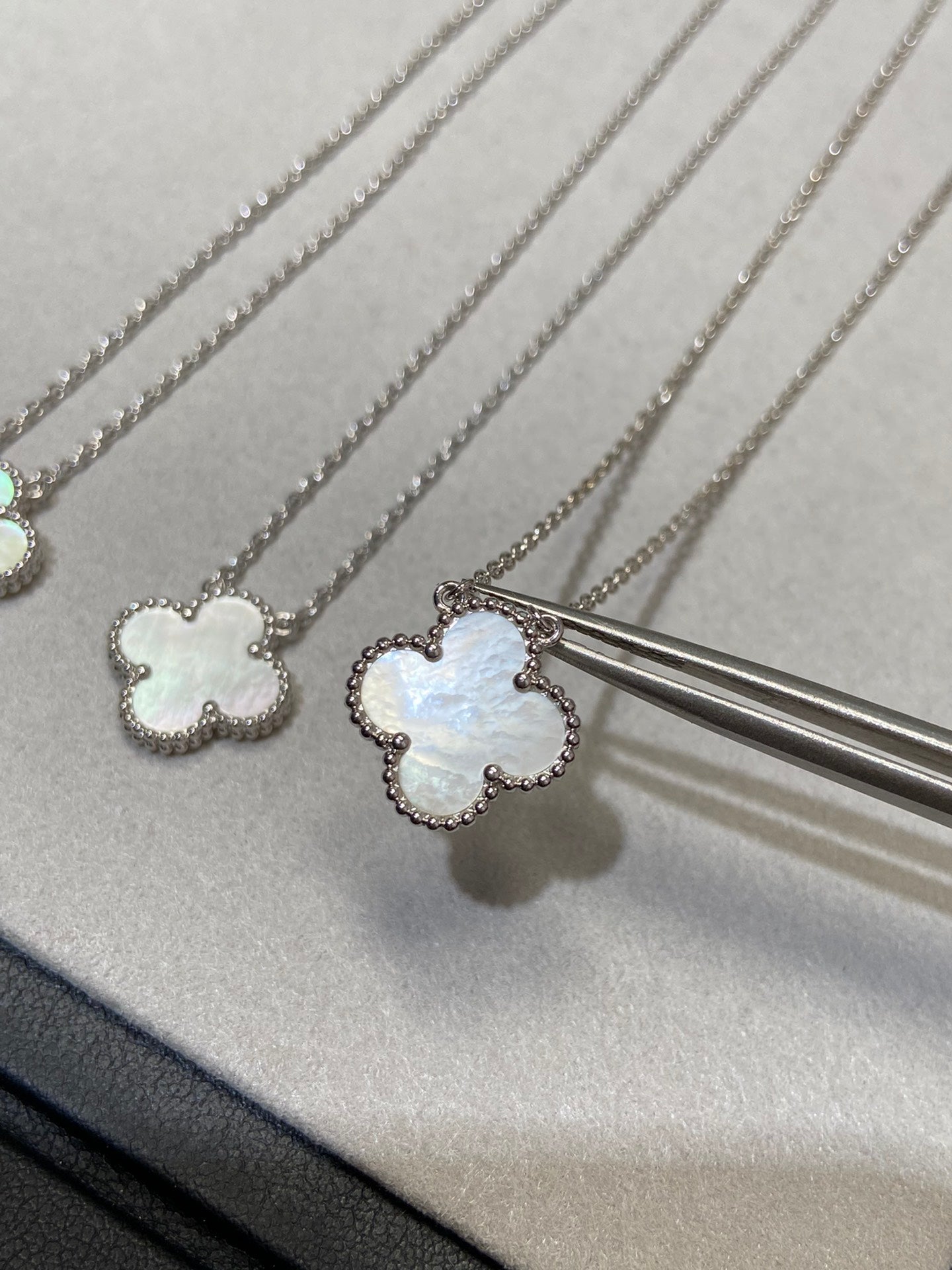 [Clara Jewels]CLOVER MEDIUM SILVER WHITE MOP NECKLACE