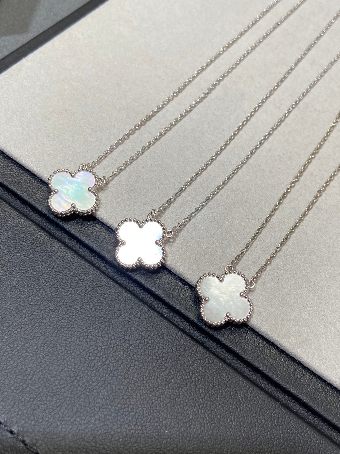 [Clara Jewels]CLOVER MEDIUM SILVER WHITE MOP NECKLACE