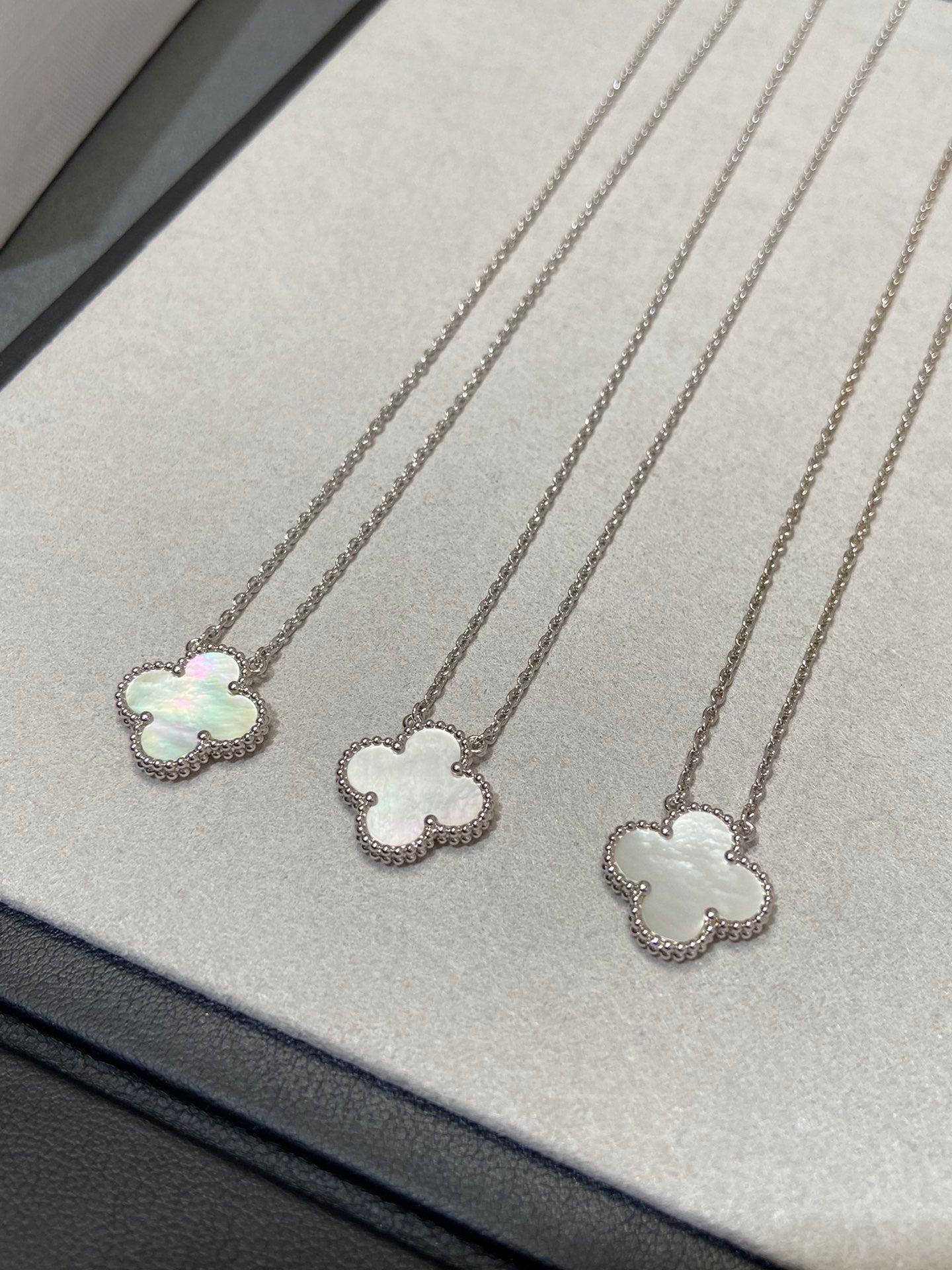 [Clara Jewels]CLOVER MEDIUM SILVER WHITE MOP NECKLACE