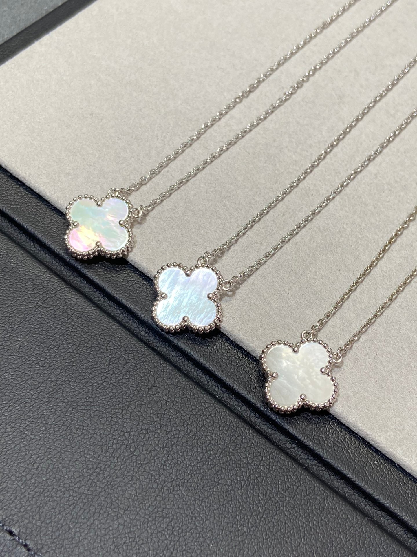 [Clara Jewels]CLOVER MEDIUM SILVER WHITE MOP NECKLACE