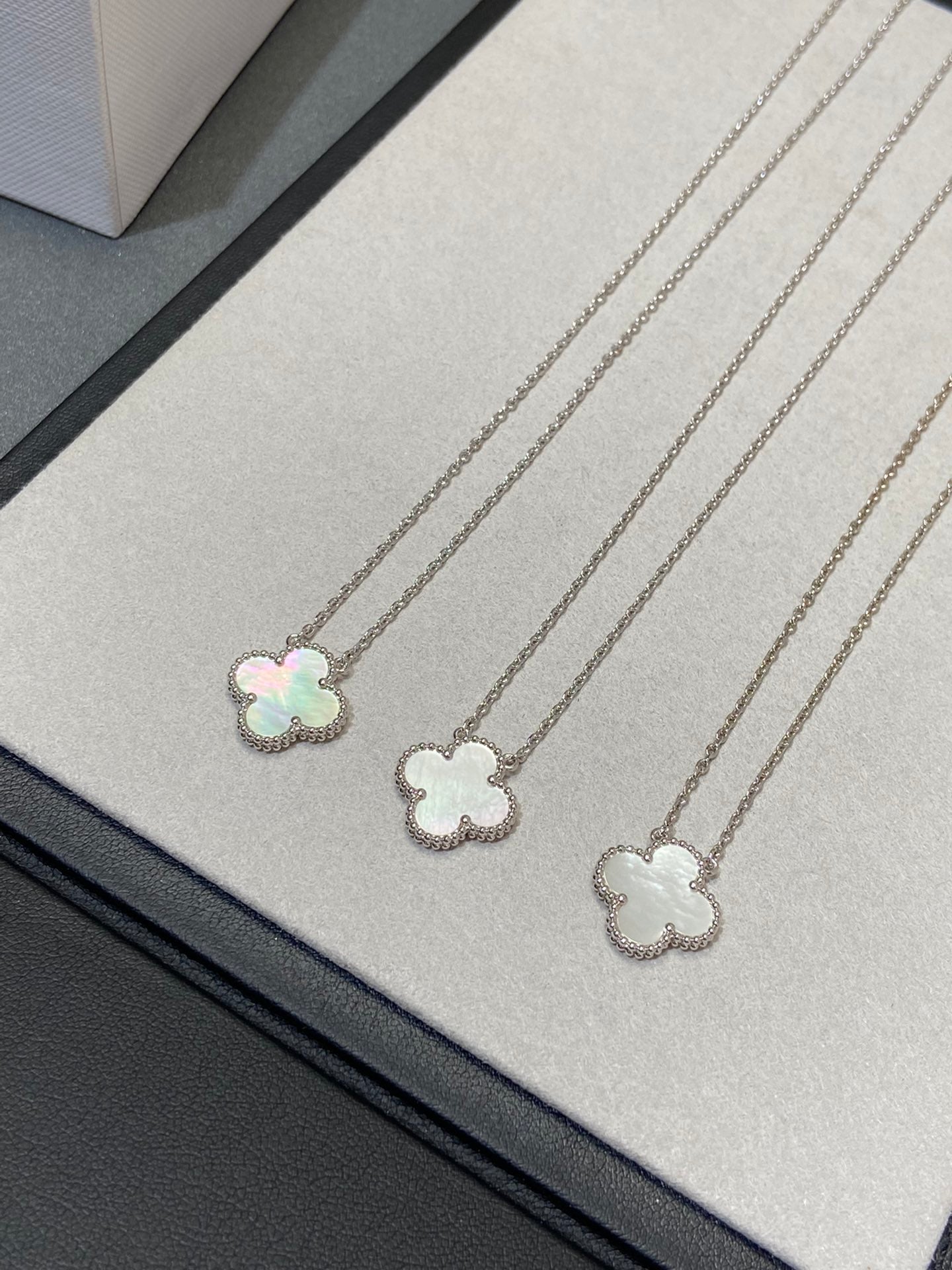 [Clara Jewels]CLOVER MEDIUM SILVER WHITE MOP NECKLACE