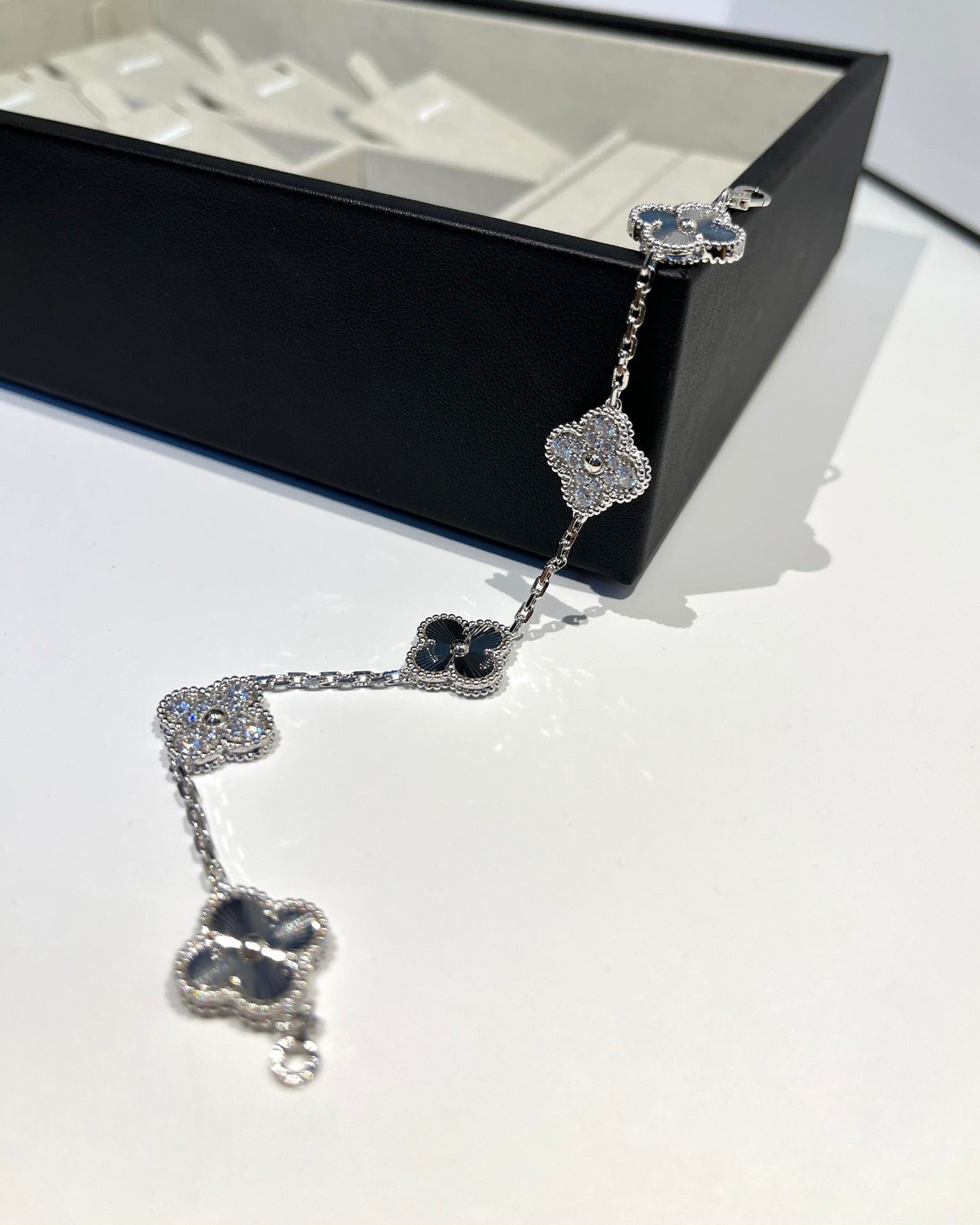[Clara Jewels] CLOVER 5 MOTIF LASER BRACELET COLLECTION