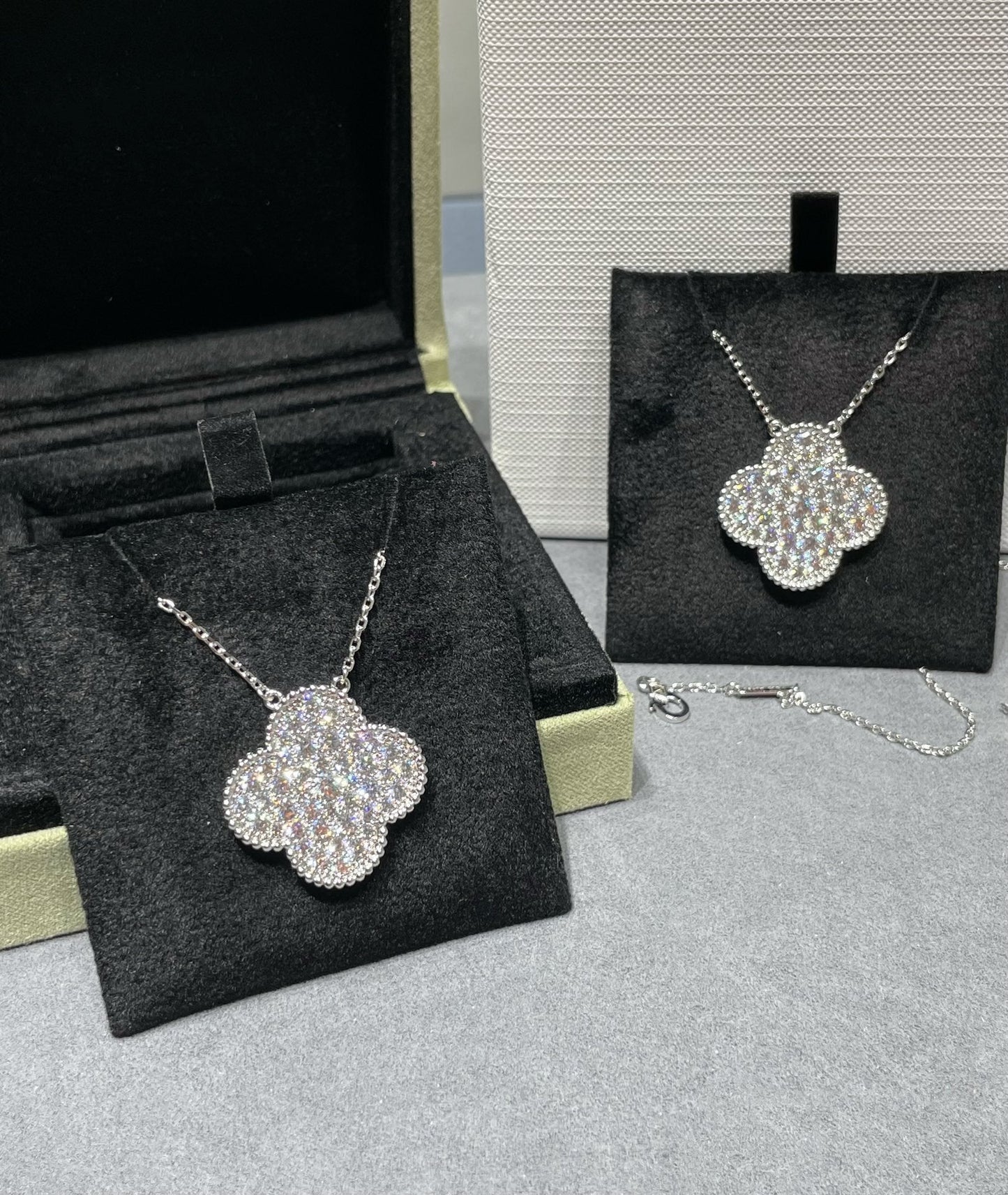 [Clara Jewels]CLOVER 25MM LARGE PENDANT DIAMOND PAVED SILVER NECKLACE