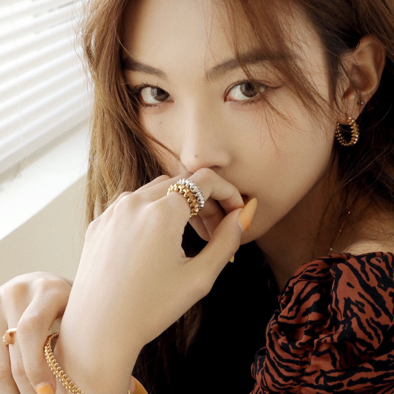 [Clara Jewels]CLASH SMALL HOOP EARRINGS