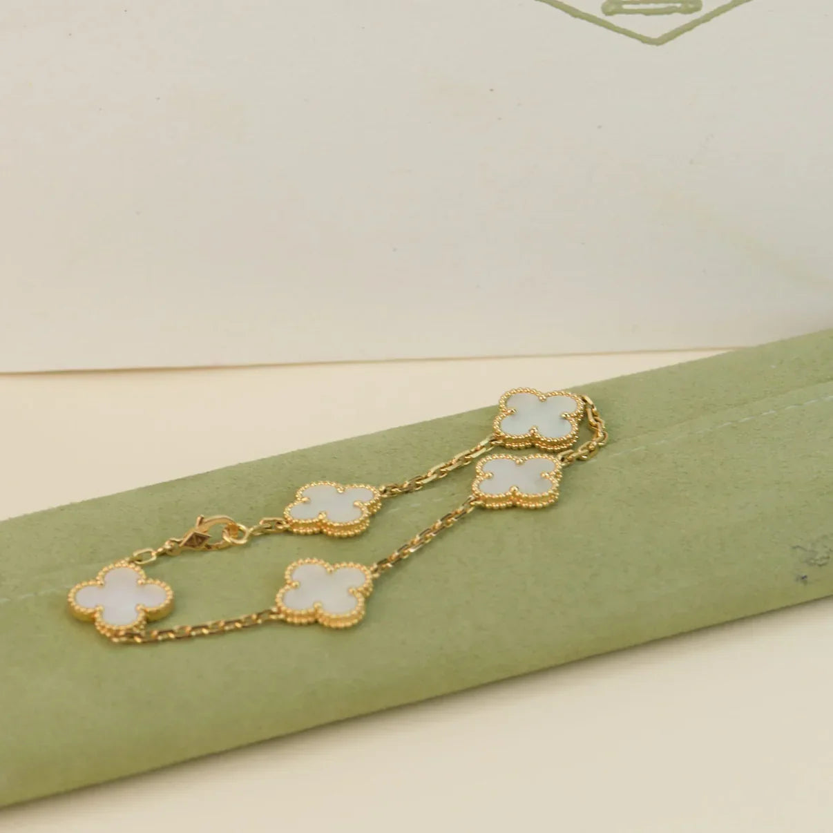 [Clara Jewels]CLOVER WHITE PEARL MOP 5 MOTIF BRACELET COLLECTION