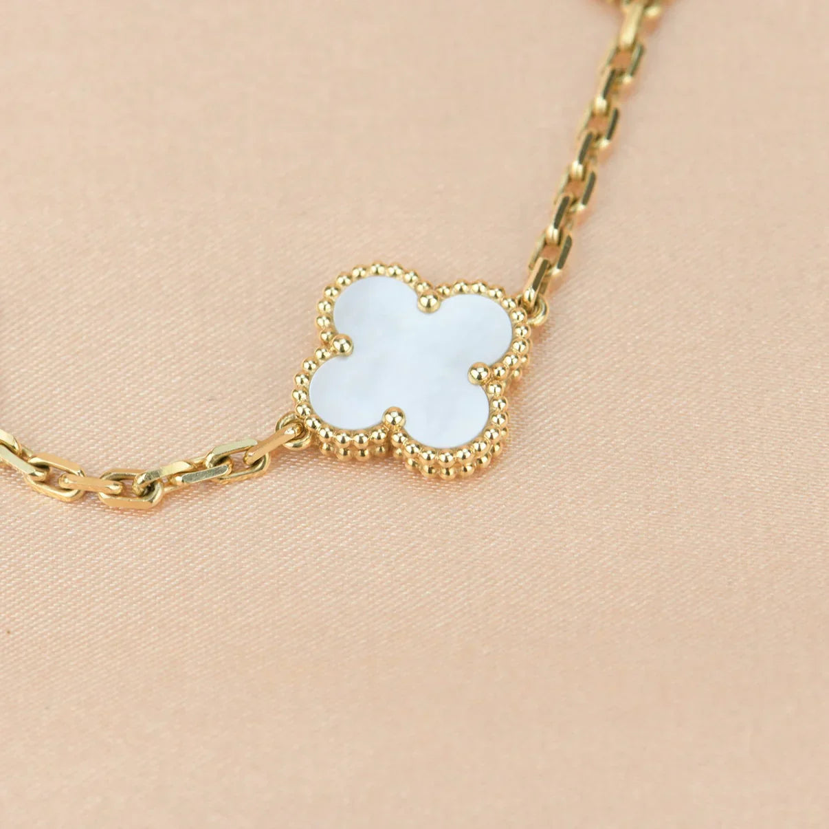 [Clara Jewels]CLOVER WHITE PEARL MOP 5 MOTIF BRACELET COLLECTION