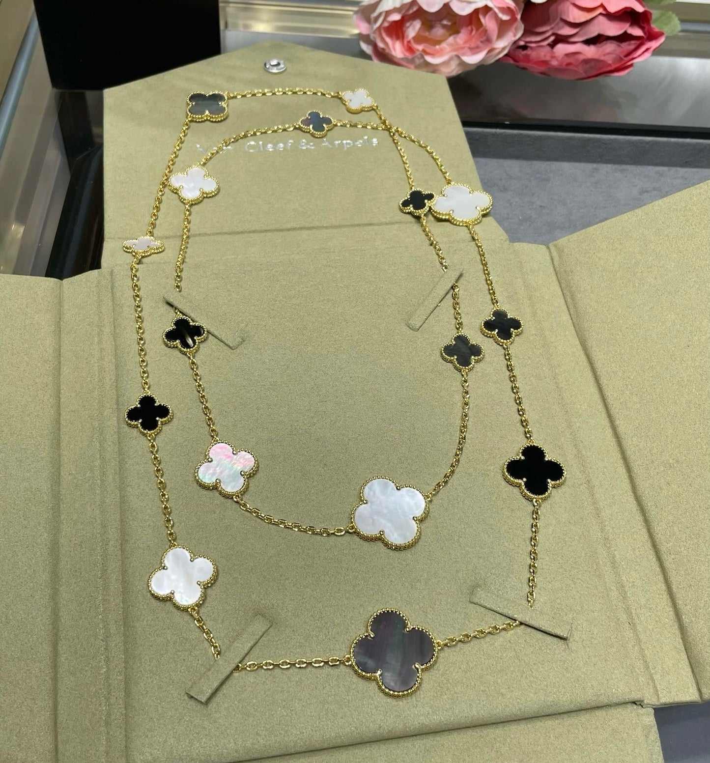 [Clara Jewels]CLOVER 16 MOTIF CHALCEDONY MOP Gold NECKLACE