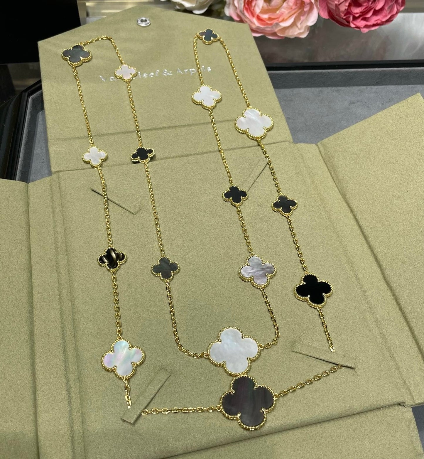 [Clara Jewels]CLOVER 16 MOTIF CHALCEDONY MOP Gold NECKLACE