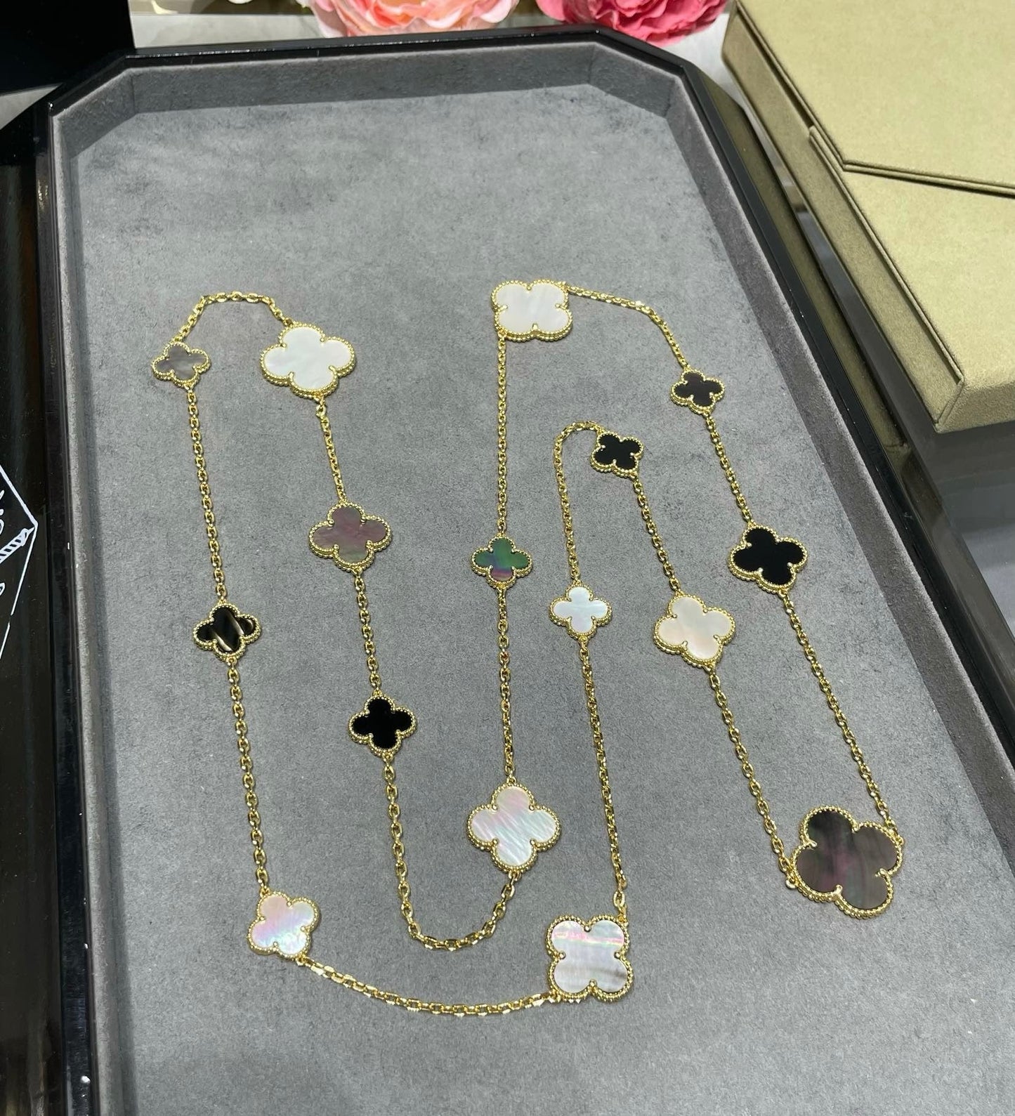 [Clara Jewels]CLOVER 16 MOTIF CHALCEDONY MOP Gold NECKLACE