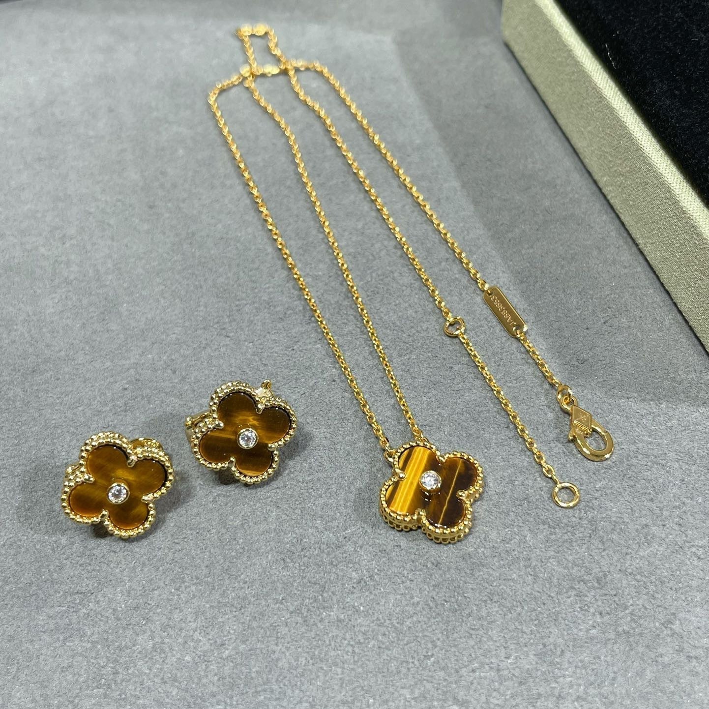 [Clara Jewels]CLOVER 15MM DIAMOND AND YELLOW TIGER'S EYE AGATE necklace