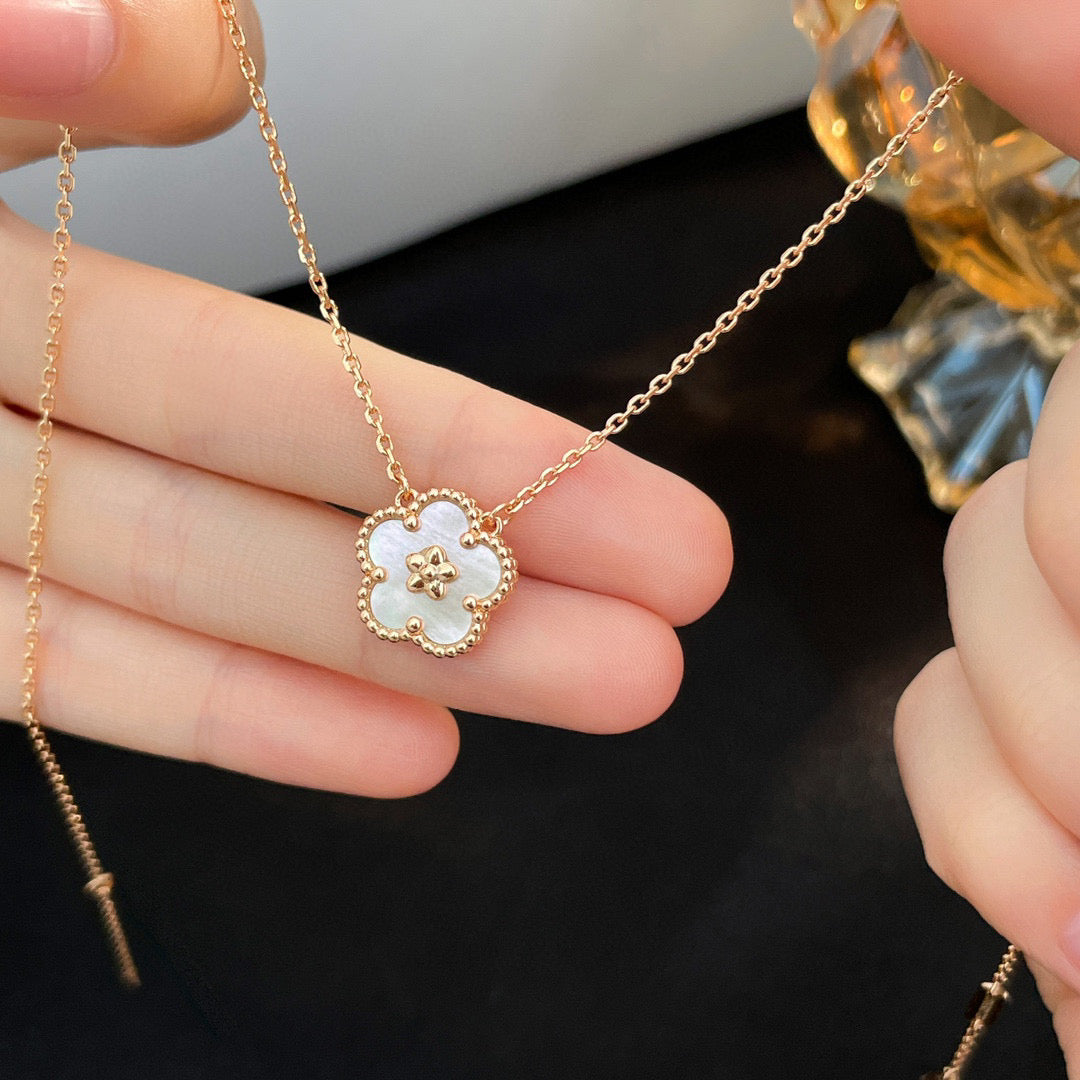 [Clara Jewels]LUCKY  WHITE MOP  PLUM BLOSSOM NECKLACE