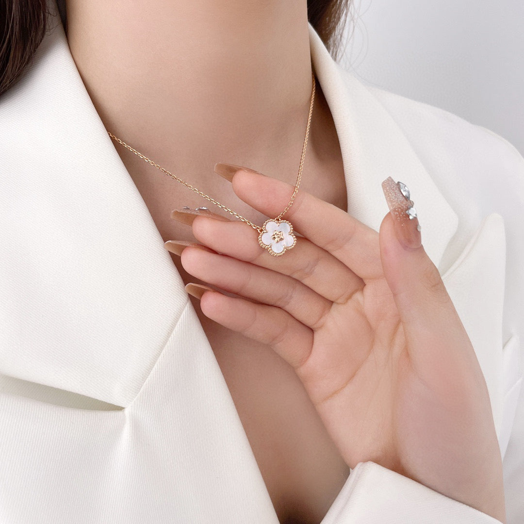 [Clara Jewels]LUCKY  WHITE MOP  PLUM BLOSSOM NECKLACE