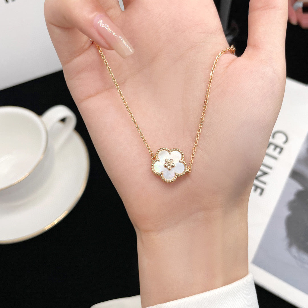 [Clara Jewels]LUCKY WHITE MOP PLUM BLOSSOM  BRACELET