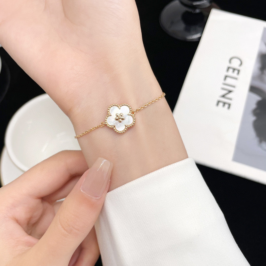 [Clara Jewels]LUCKY WHITE MOP PLUM BLOSSOM  BRACELET