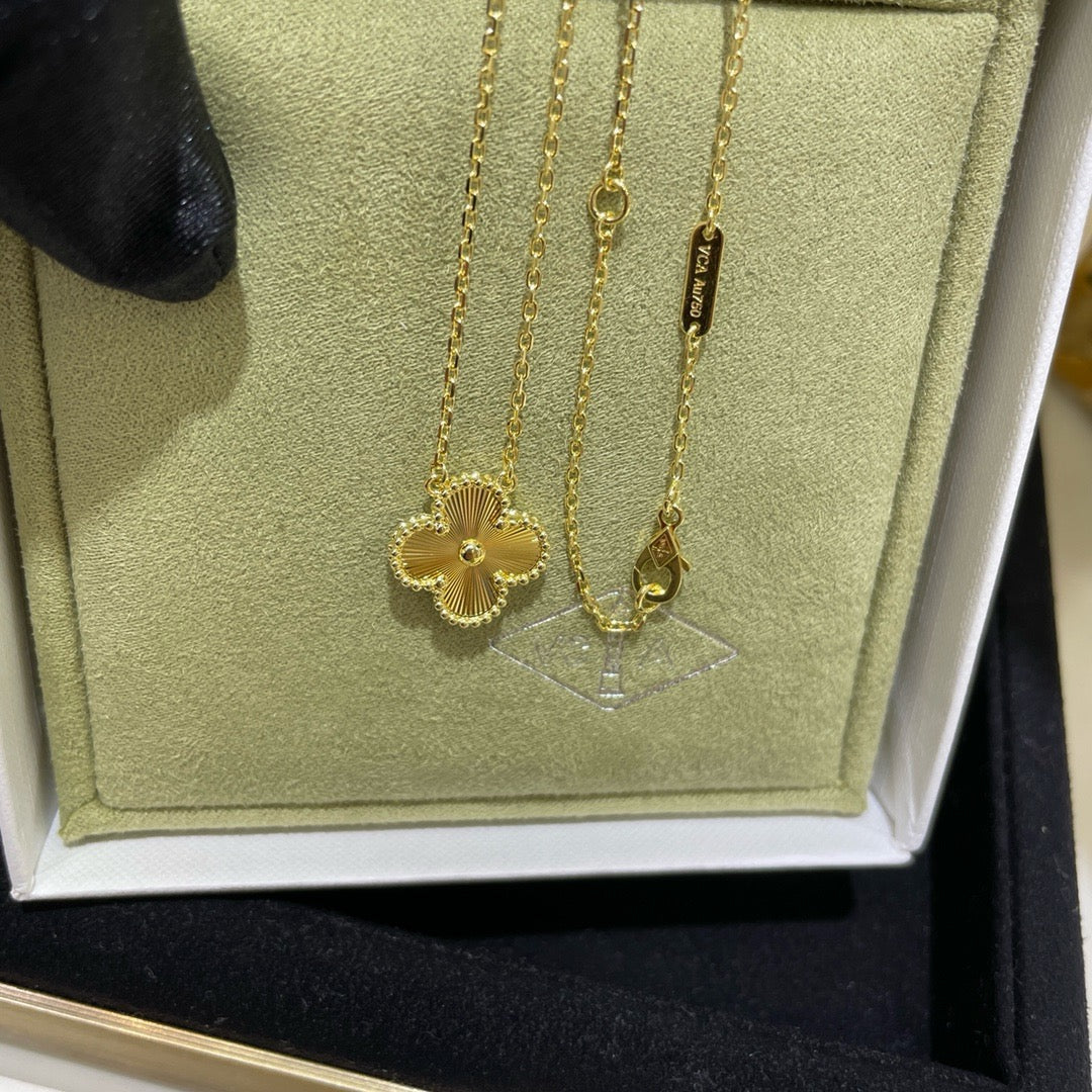 [Clara Jewels]CLOVER 15MM LASER NECKLACE